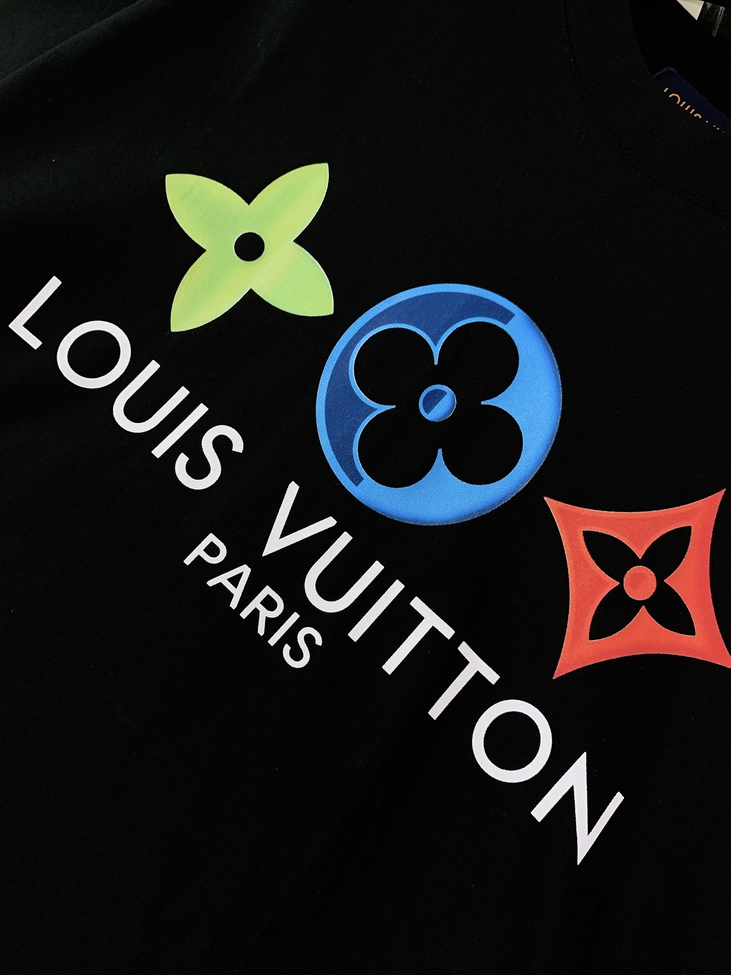 LouisVuitton 路易威登 2026SS春夏新品彩色四叶花圆领T恤。精选高支精梳棉面料，软糯亲肤