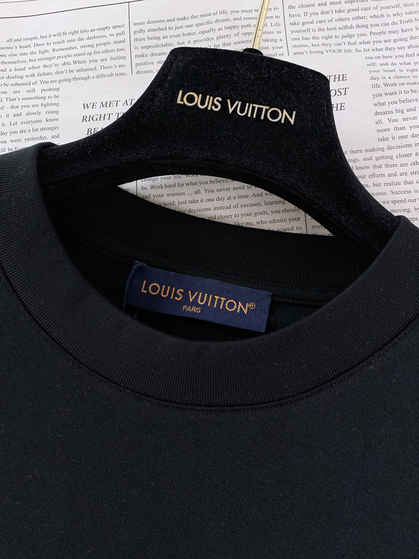 LouisVuitton 路易威登 2026SS春夏新品彩色四叶花圆领T恤。精选高支精梳棉面料，软糯亲肤