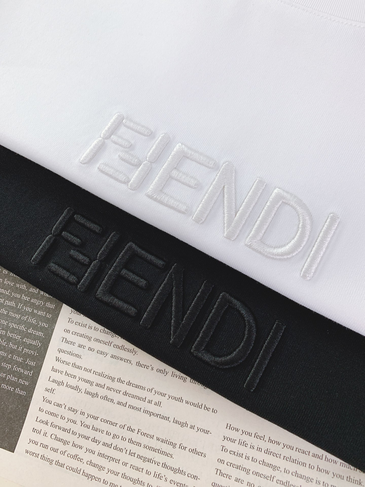 Fendi 芬迪 2026SS春夏新品 经典字母刺绣短袖T恤。顶级100%长绒棉面料，亲肤透气不闷汗，上