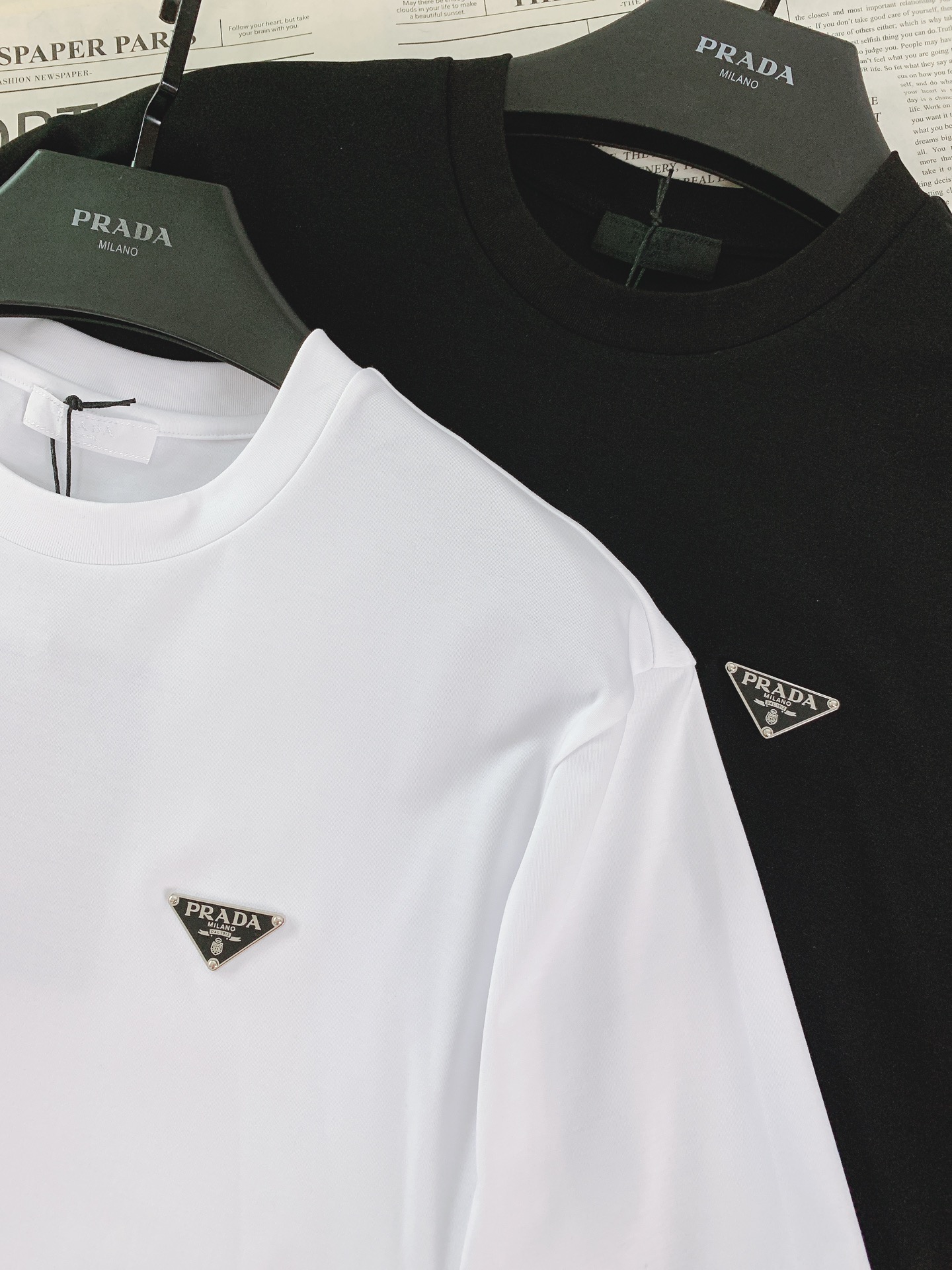 Prada 普拉达 2026SS春夏新品经典金属三角标圆领T恤，春夏意式轻奢刚需款高支丝光棉混纺面料，丝