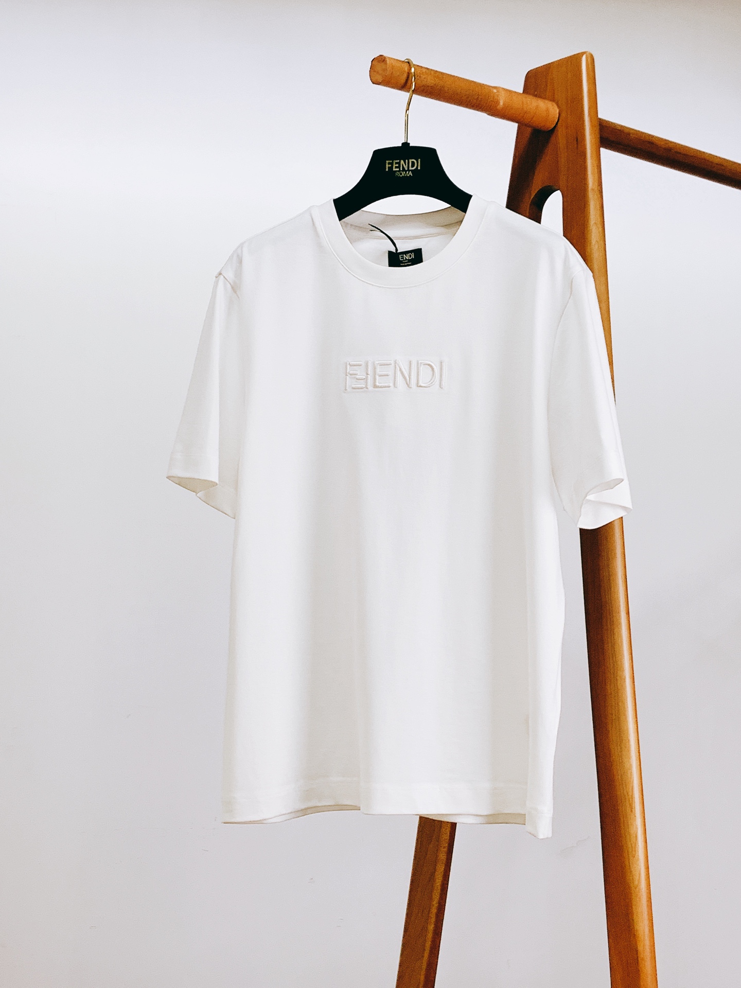 Fendi 芬迪 2026SS春夏新品 经典字母刺绣短袖T恤。顶级100%长绒棉面料，亲肤透气不闷汗，上