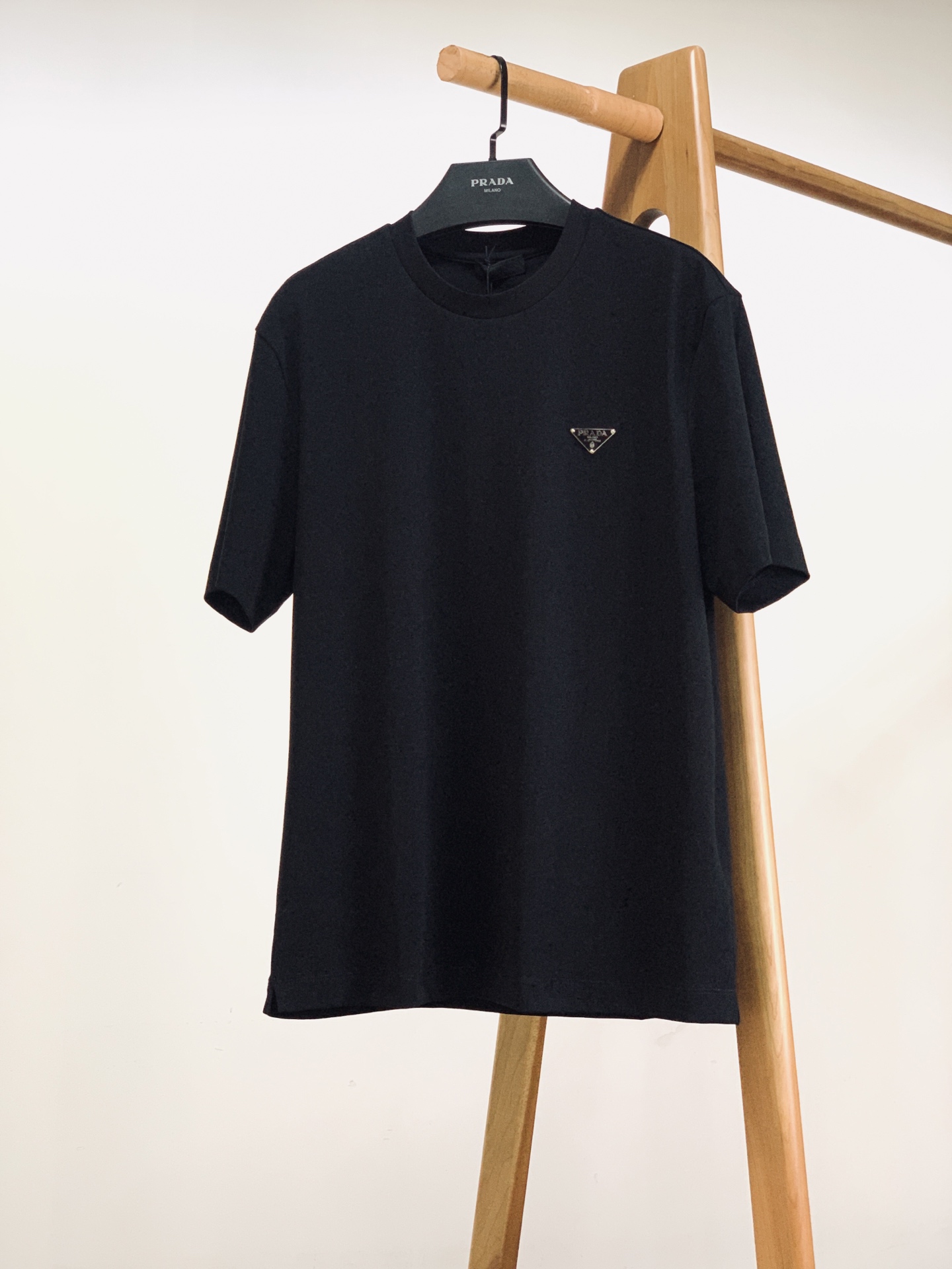 Prada 普拉达 2026SS春夏新品经典金属三角标圆领T恤，春夏意式轻奢刚需款高支丝光棉混纺面料，丝