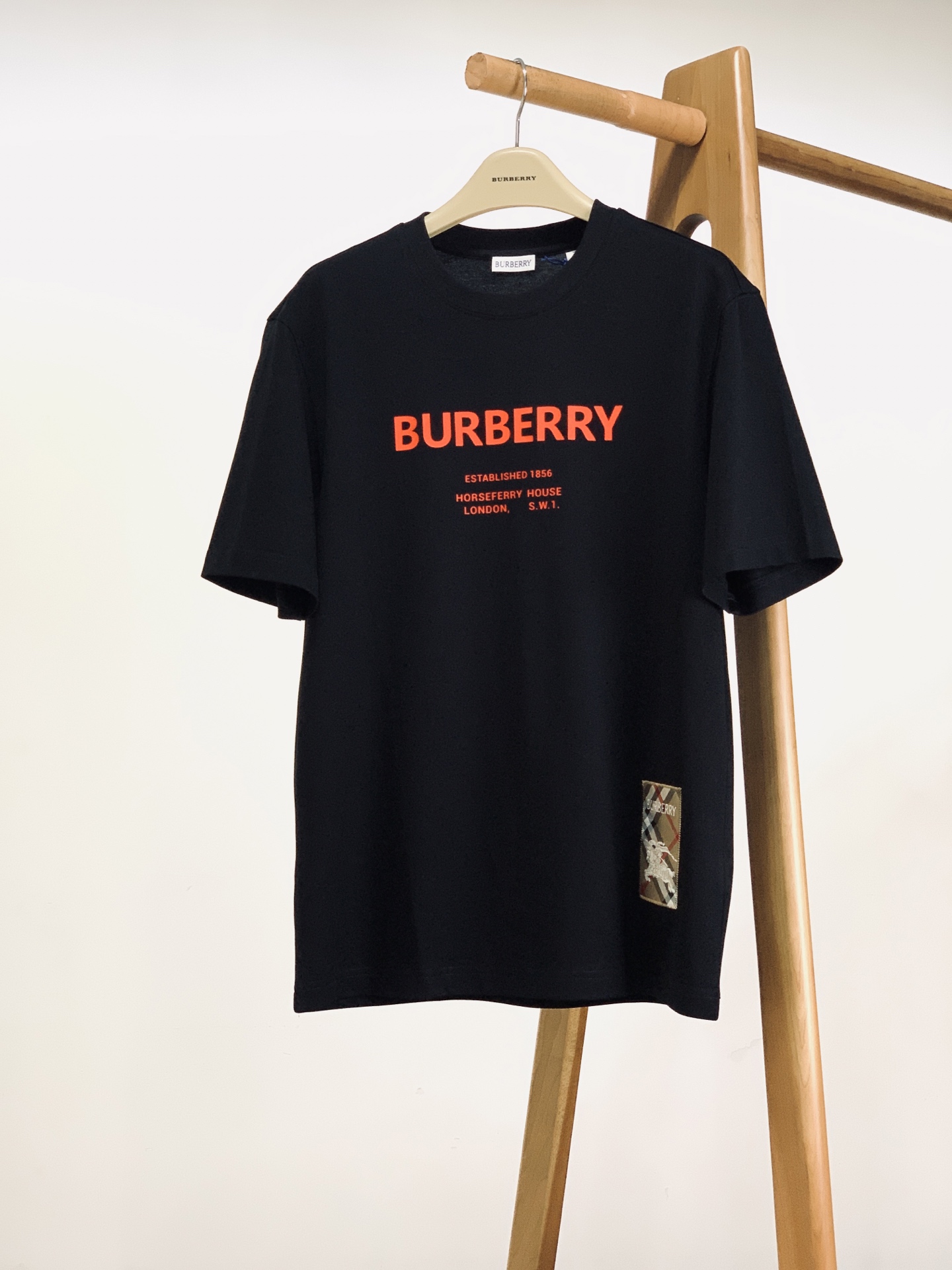 Burberry 巴宝莉 2026SS春夏新品 经典字母印花短袖T恤。顶级100%长绒棉面料，亲肤透气不