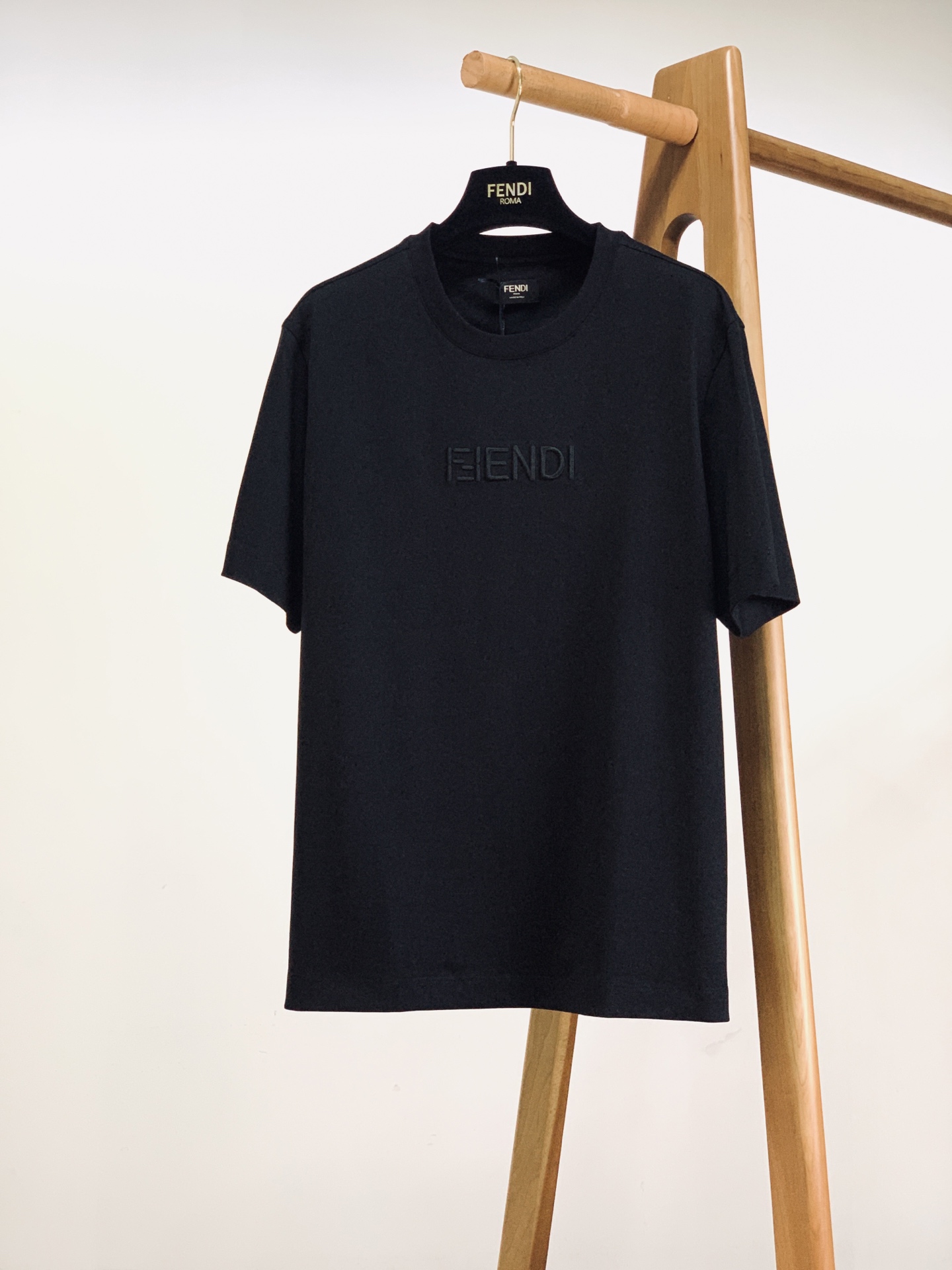 Fendi 芬迪 2026SS春夏新品 经典字母刺绣短袖T恤。顶级100%长绒棉面料，亲肤透气不闷汗，上