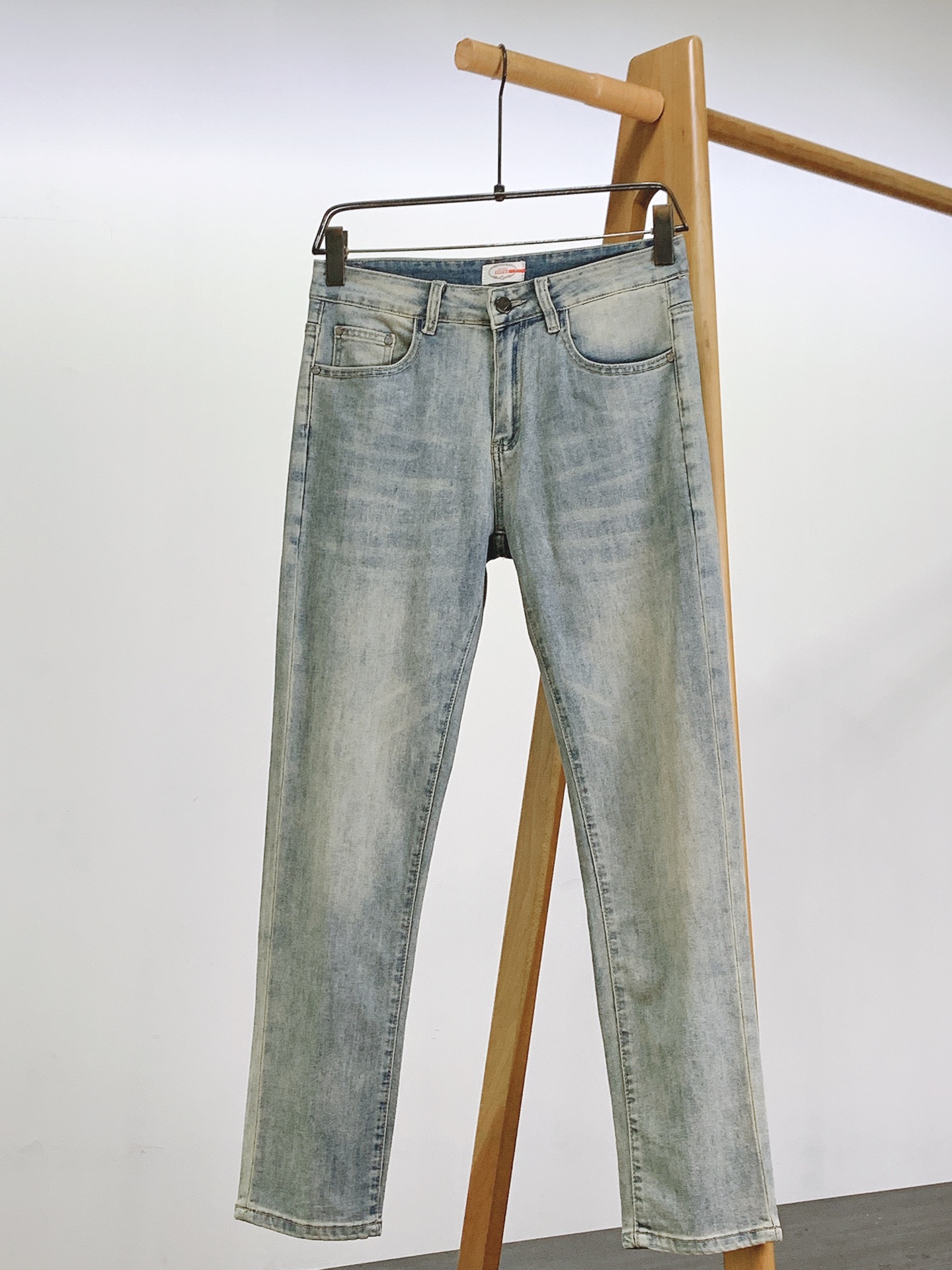 Prada 普拉达 2026SS早春新品高级时装感，休闲洗水牛仔裤。面料很特殊，超细精仿棉纱混纺，超柔舒