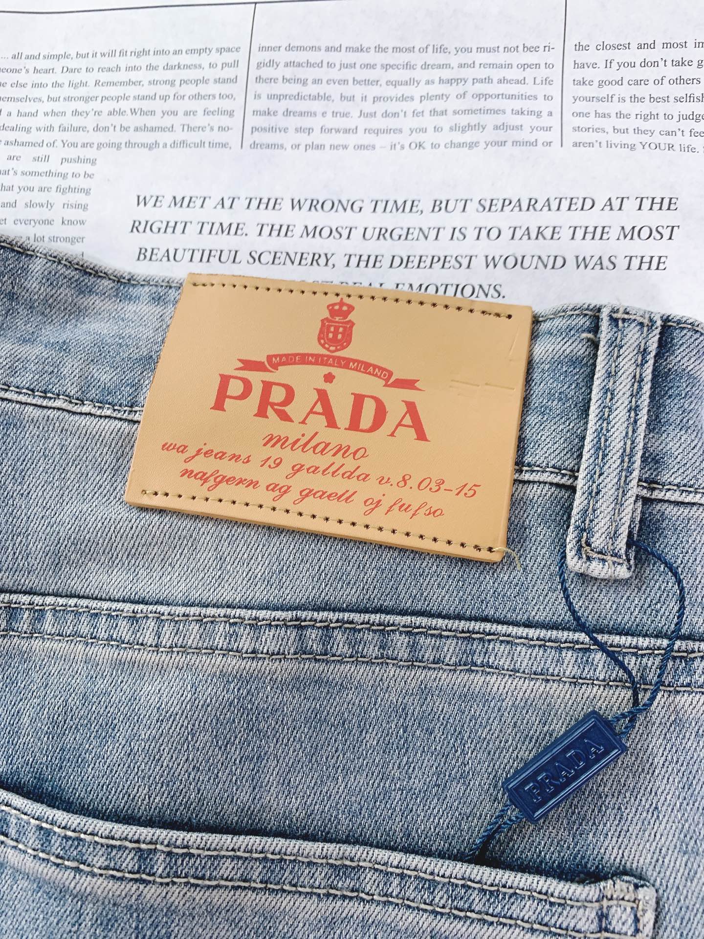Prada 普拉达 2026SS早春新品高级时装感，休闲洗水牛仔裤。面料很特殊，超细精仿棉纱混纺，超柔舒