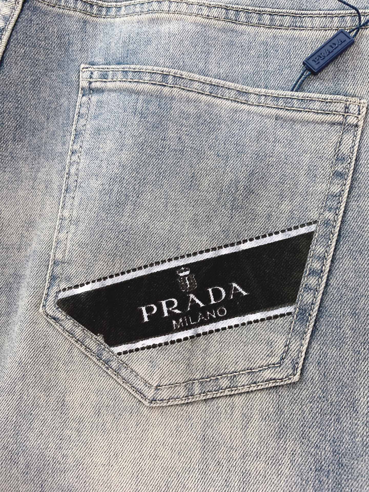 Prada 普拉达 2026SS早春新品高级时装感，休闲洗水牛仔裤。面料很特殊，超细精仿棉纱混纺，超柔舒