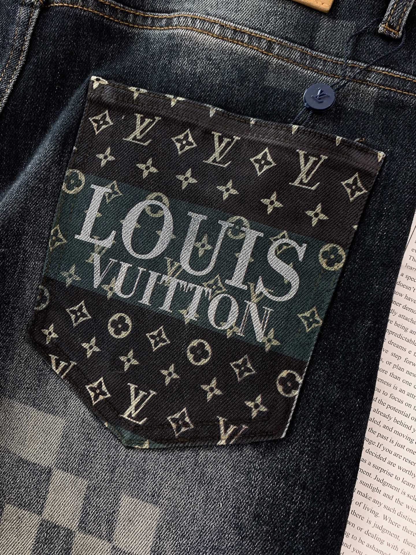 LouisVuitton 路易威登 2026SS早春新品棋盘格做旧牛仔裤。精选高支重磅丹宁面料，多道手工