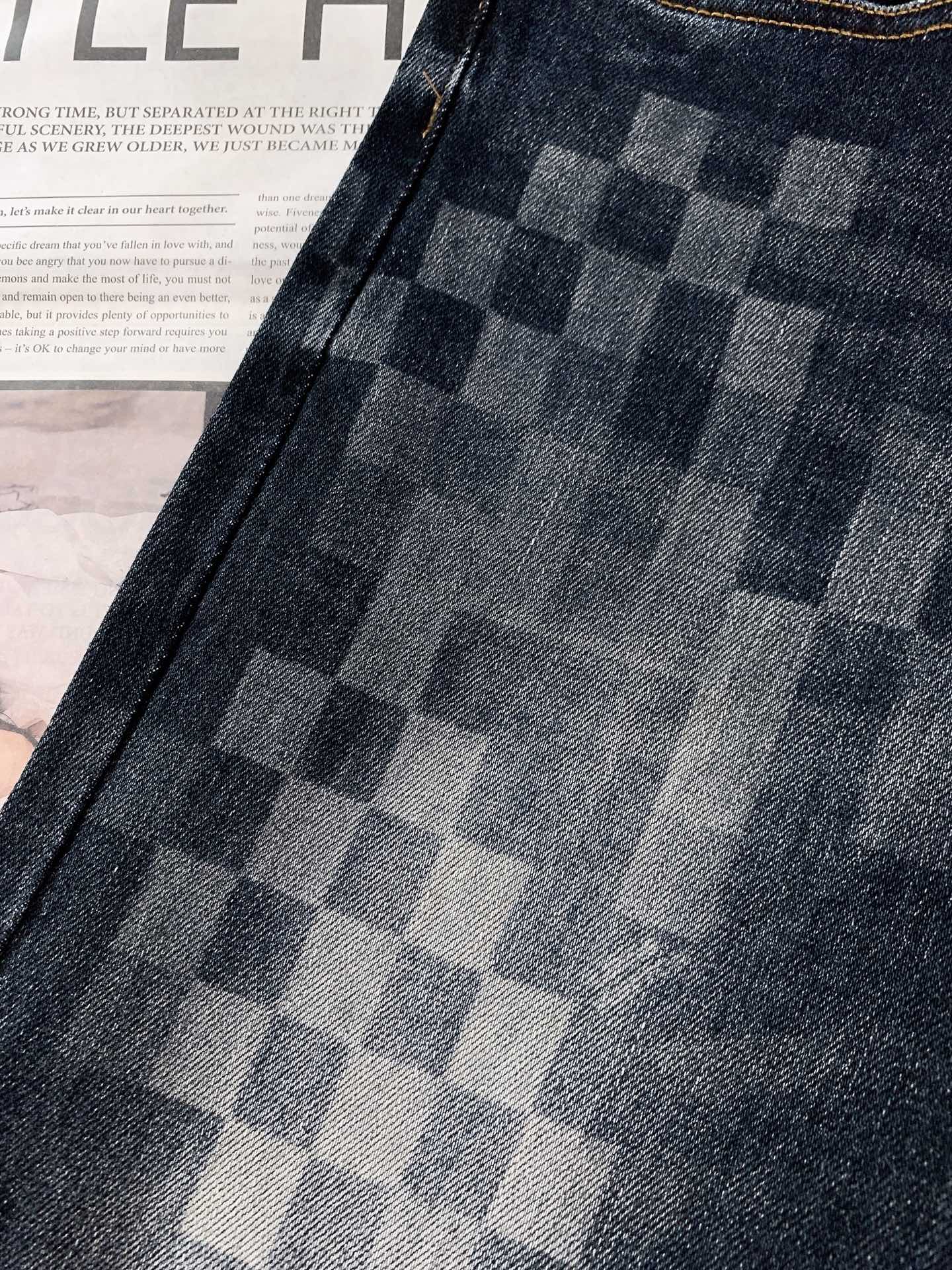 LouisVuitton 路易威登 2026SS早春新品棋盘格做旧牛仔裤。精选高支重磅丹宁面料，多道手工