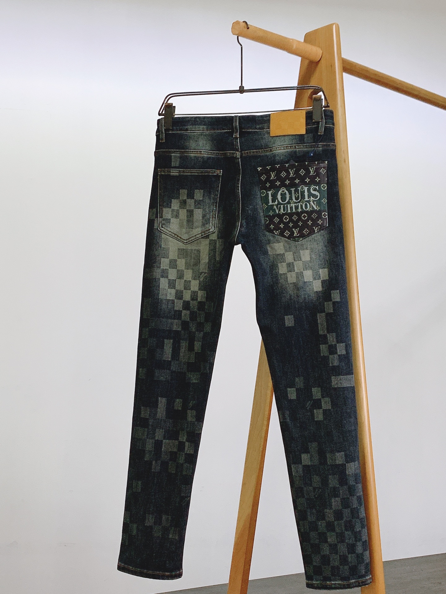 LouisVuitton 路易威登 2026SS早春新品棋盘格做旧牛仔裤。精选高支重磅丹宁面料，多道手工