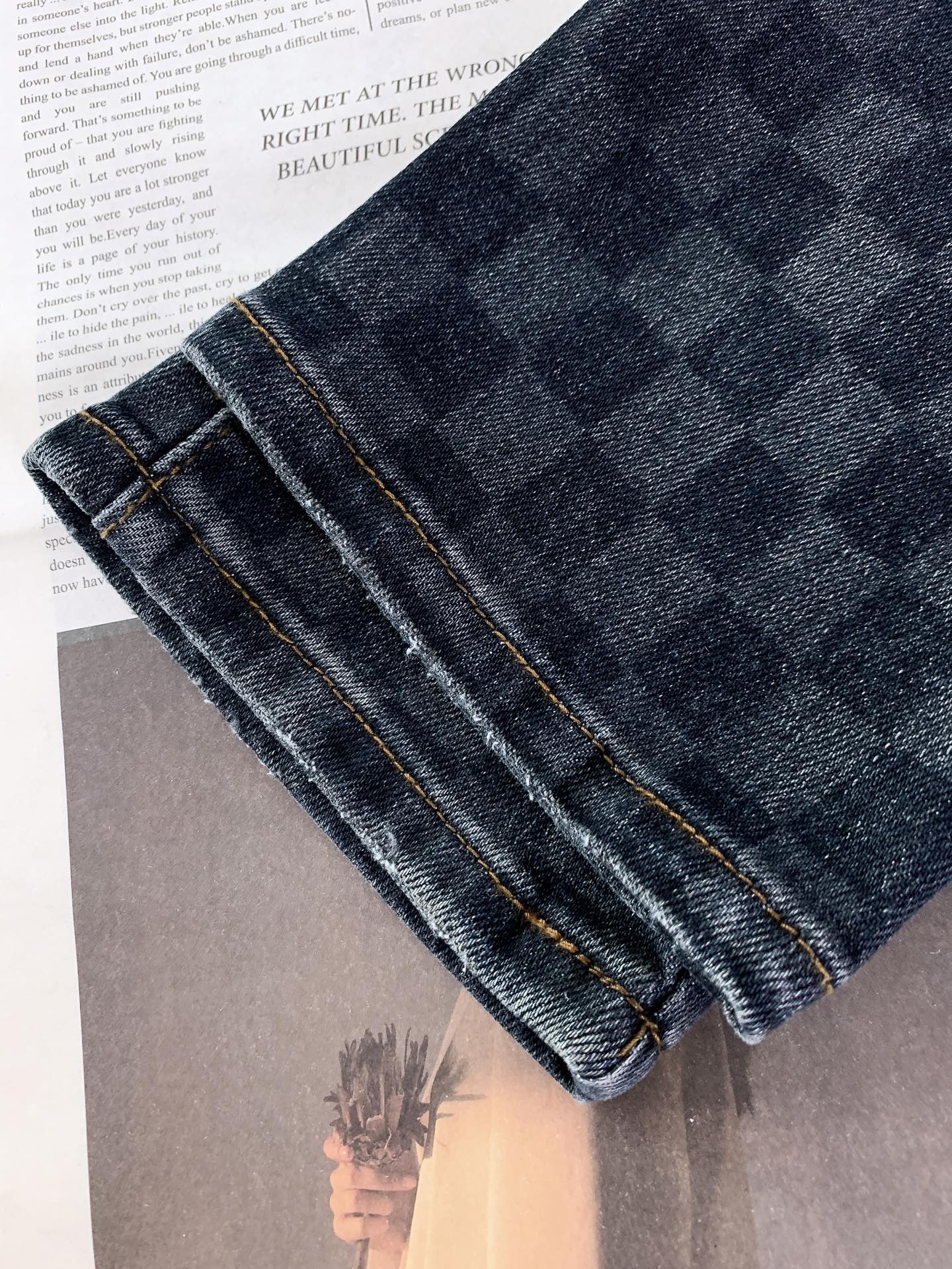 LouisVuitton 路易威登 2026SS早春新品棋盘格做旧牛仔裤。精选高支重磅丹宁面料，多道手工