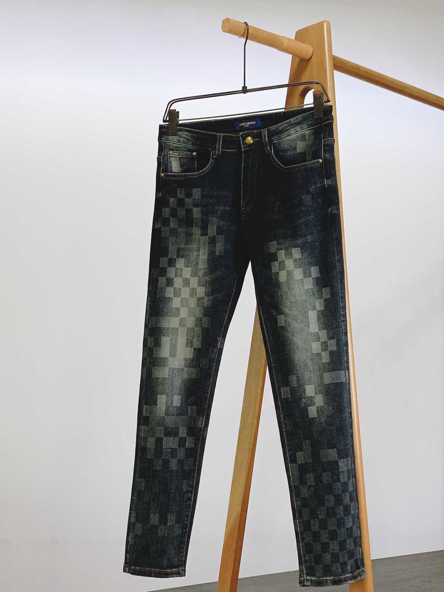 LouisVuitton 路易威登 2026SS早春新品棋盘格做旧牛仔裤。精选高支重磅丹宁面料，多道手工