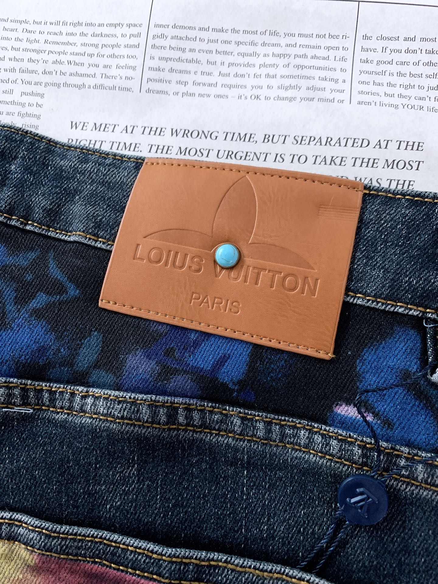 LouisVuitton 路易威登 2026SS早春新品复古做旧彩印老花牛仔裤。精选高支重磅丹宁面料，多