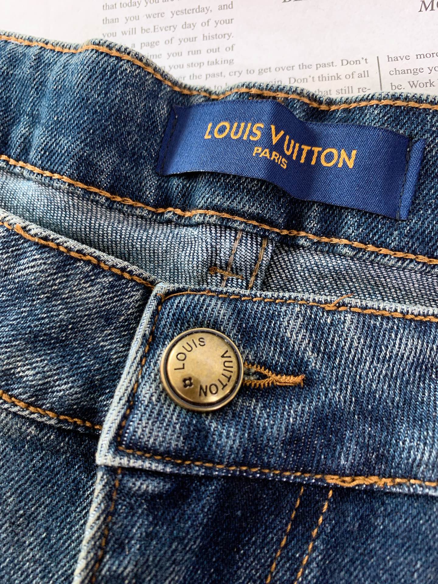 LouisVuitton 路易威登 2026SS早春新品高级时装感，休闲洗水牛仔裤。面料很特殊，超细精仿