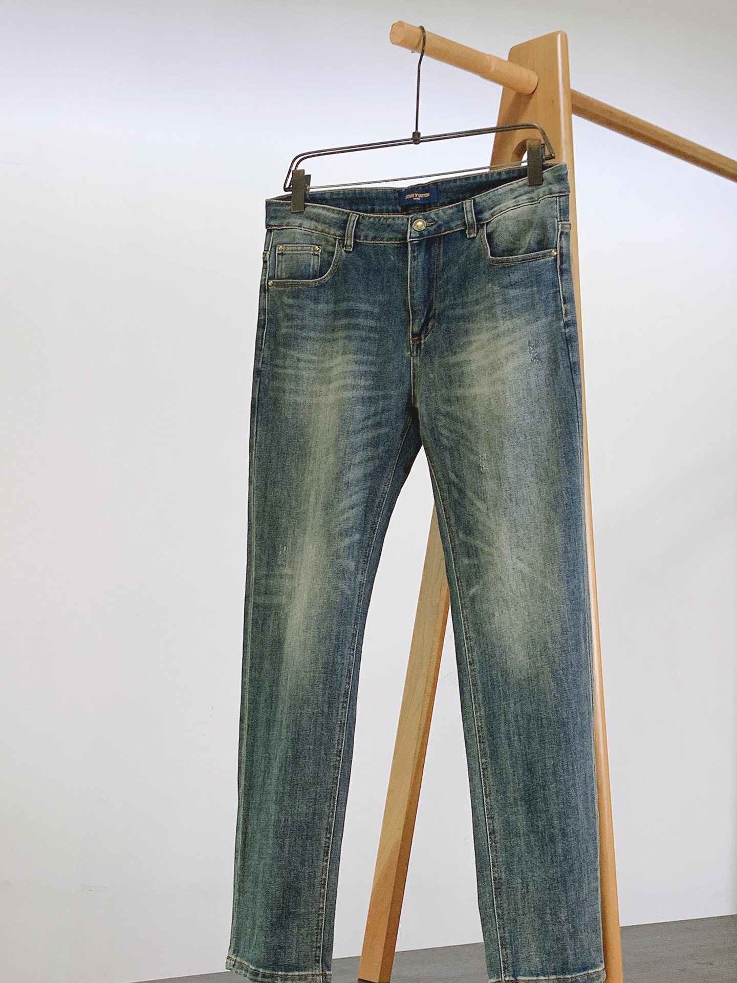 LouisVuitton 路易威登 2026SS早春新品高级时装感，休闲洗水牛仔裤。面料很特殊，超细精仿