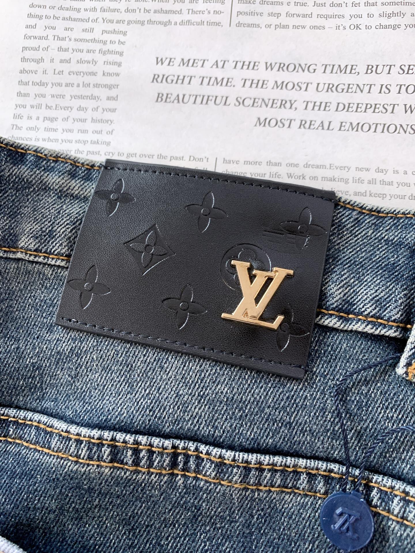LouisVuitton 路易威登 2026SS早春新品高级时装感，休闲洗水牛仔裤。面料很特殊，超细精仿