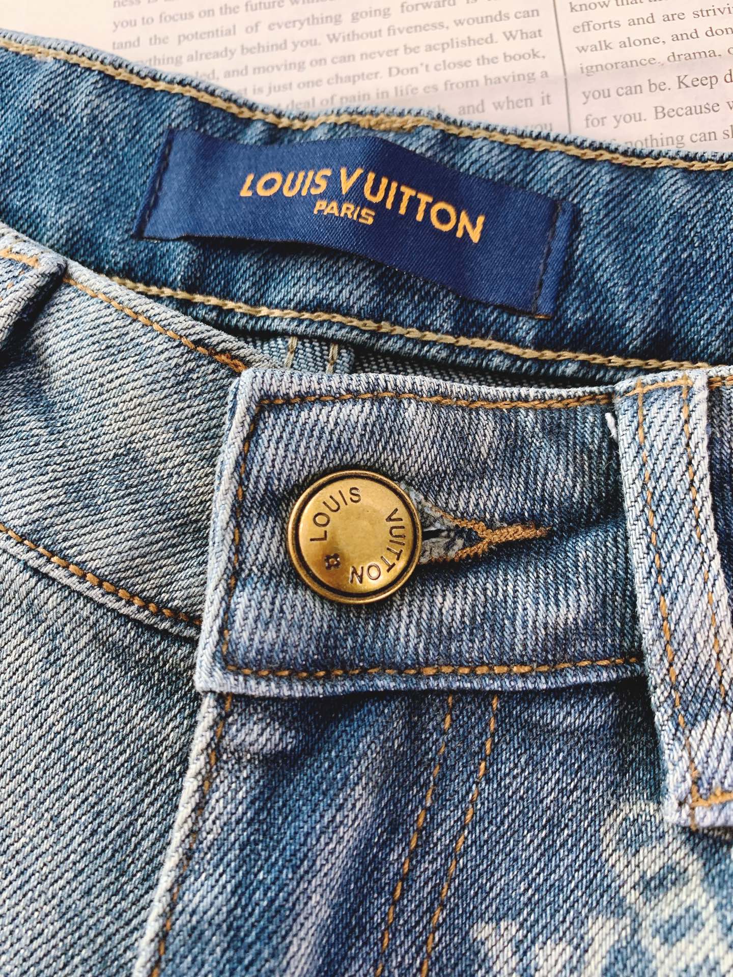 LouisVuitton 路易威登 2026SS早春新品满印老花做旧牛仔裤。精选高支重磅丹宁面料，多道手