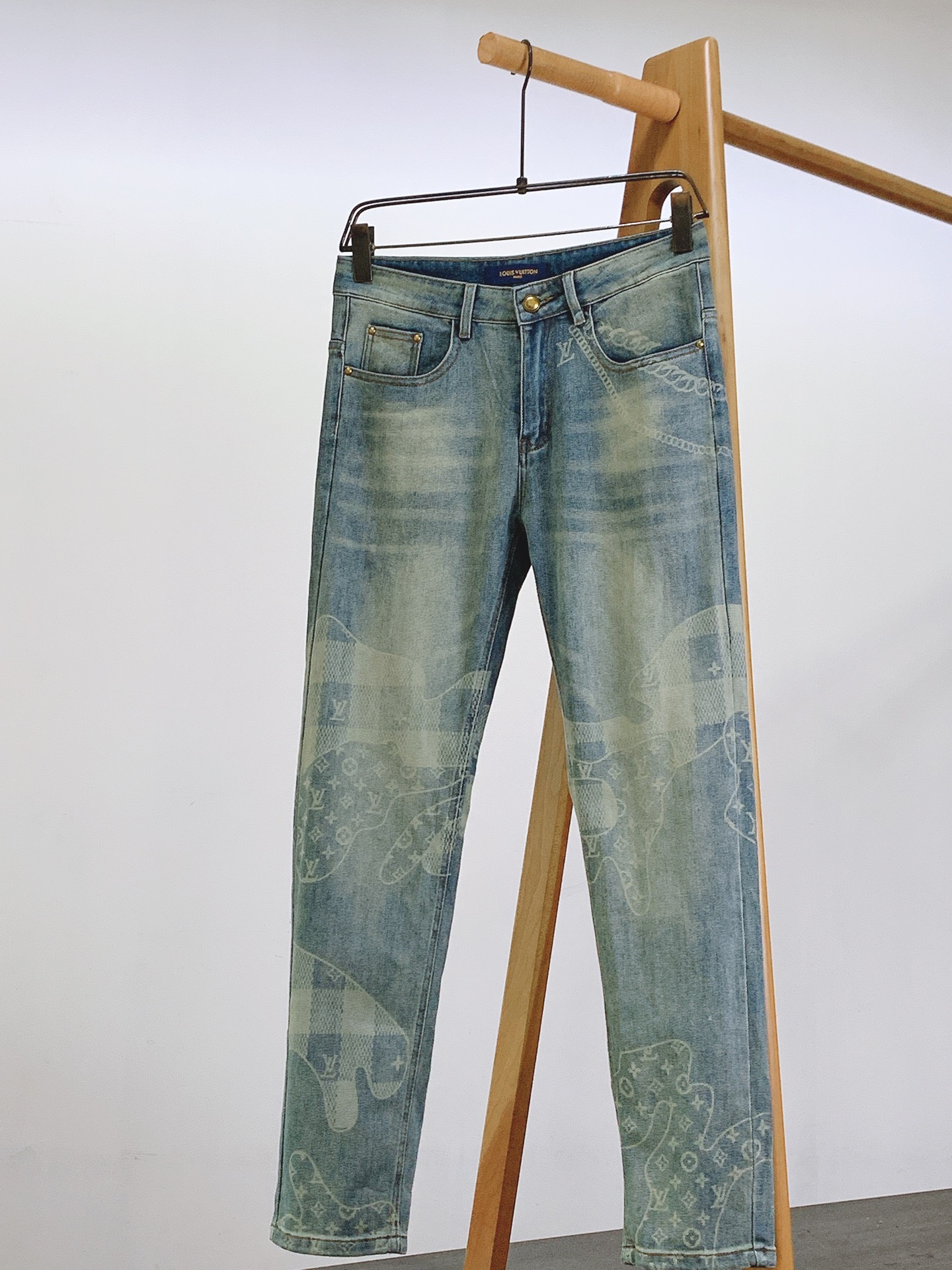 LouisVuitton 路易威登 2026SS早春新品满印老花做旧牛仔裤。精选高支重磅丹宁面料，多道手