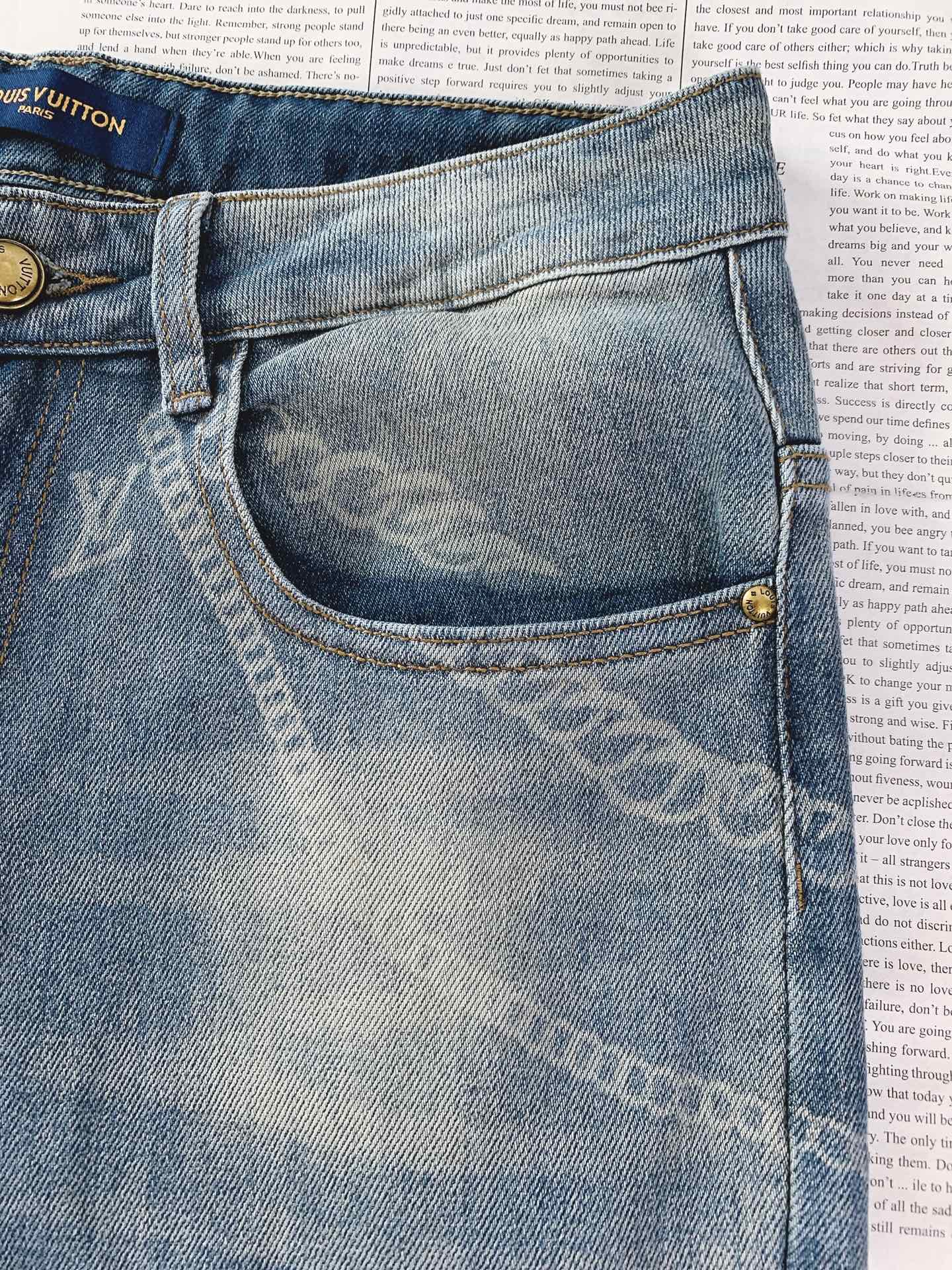 LouisVuitton 路易威登 2026SS早春新品满印老花做旧牛仔裤。精选高支重磅丹宁面料，多道手