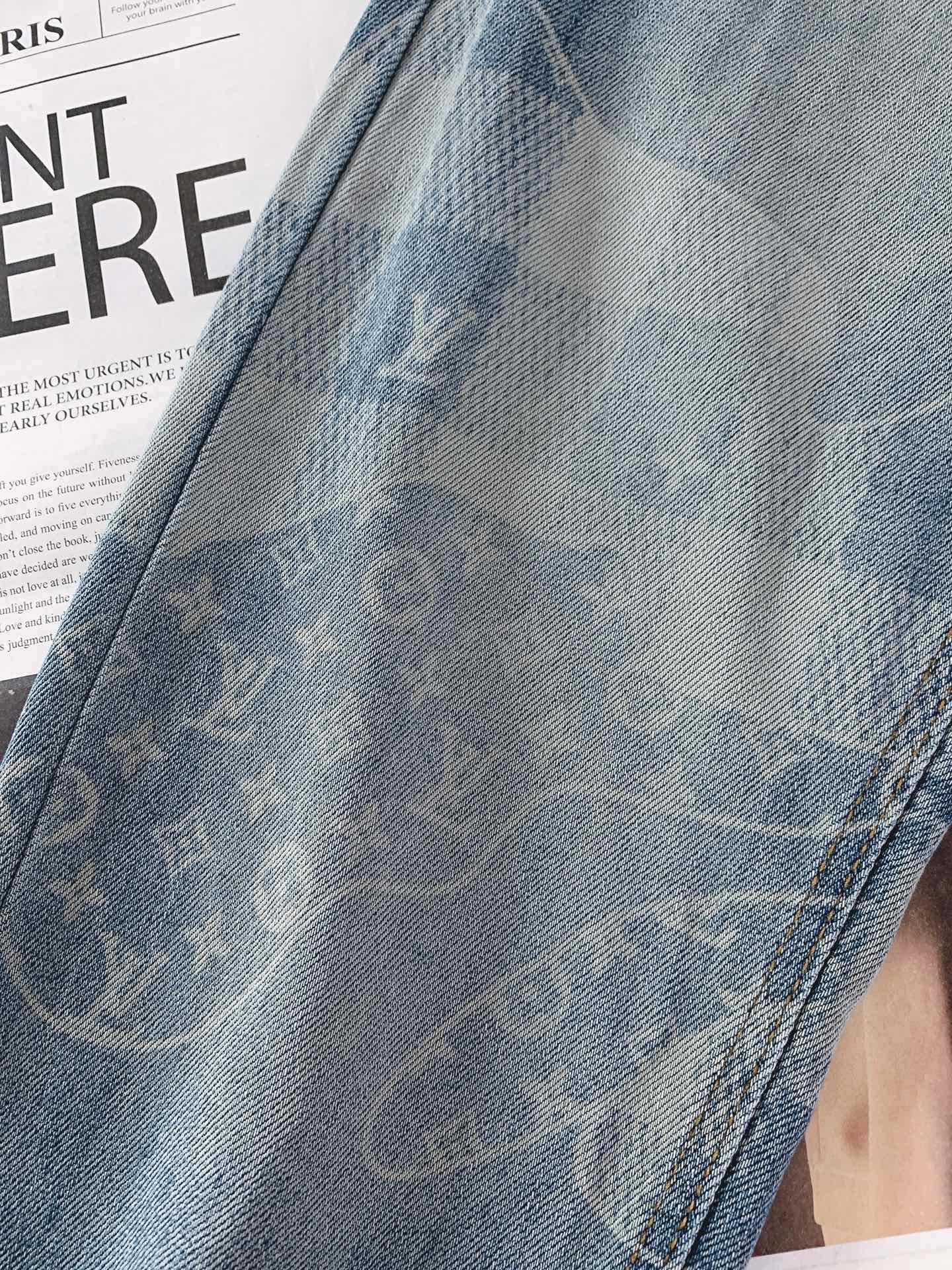 LouisVuitton 路易威登 2026SS早春新品满印老花做旧牛仔裤。精选高支重磅丹宁面料，多道手