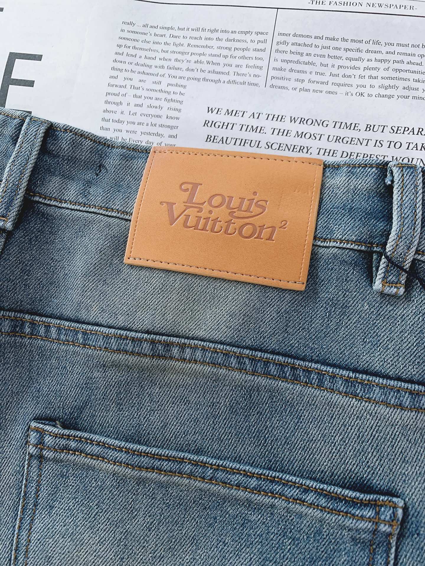 LouisVuitton 路易威登 2026SS早春新品满印老花做旧牛仔裤。精选高支重磅丹宁面料，多道手