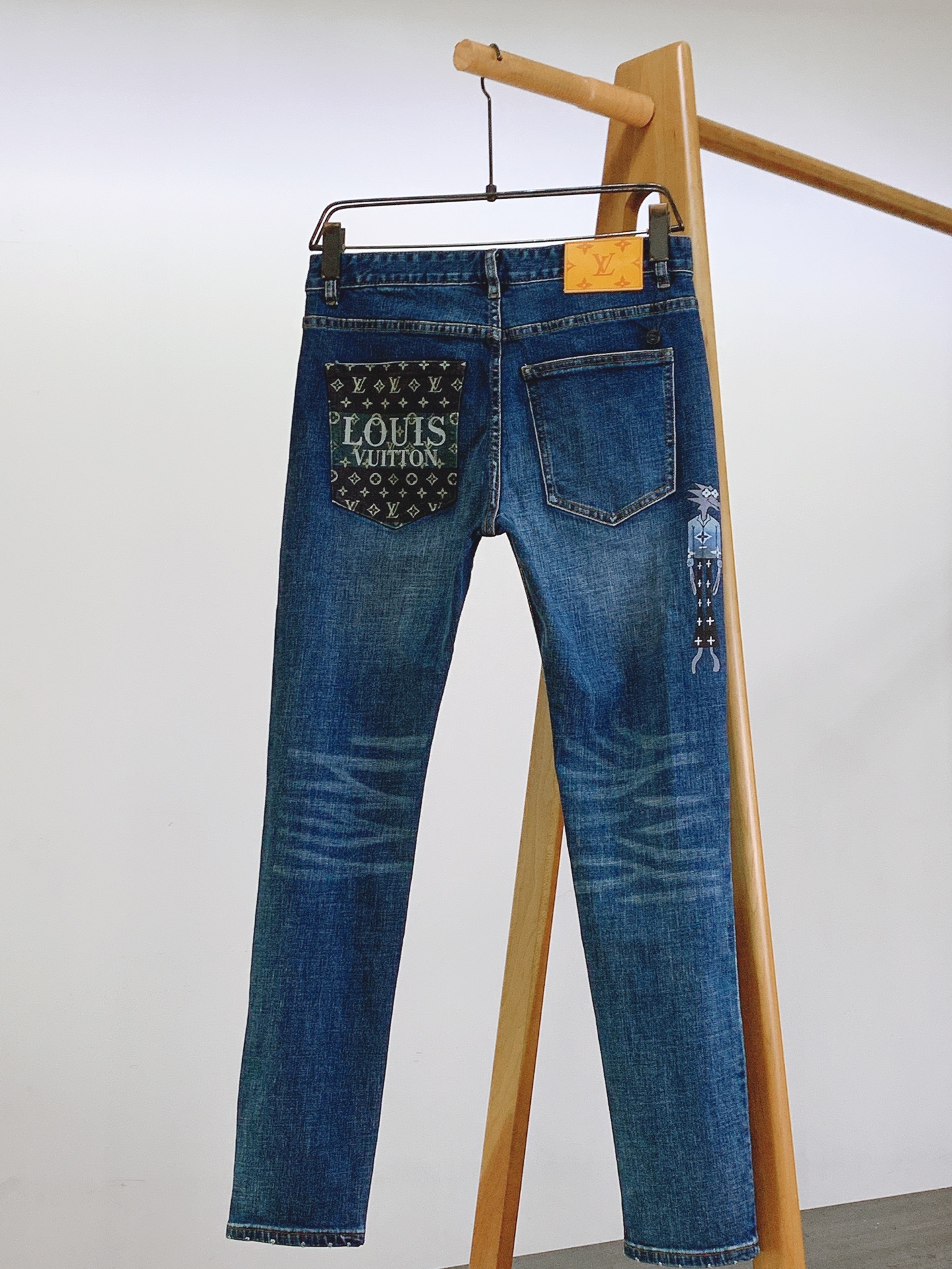 LouisVuitton 路易威登 2026SS早春新品卡通潮玩做旧牛仔裤 ×范丞丞联名款，潮男必入！精