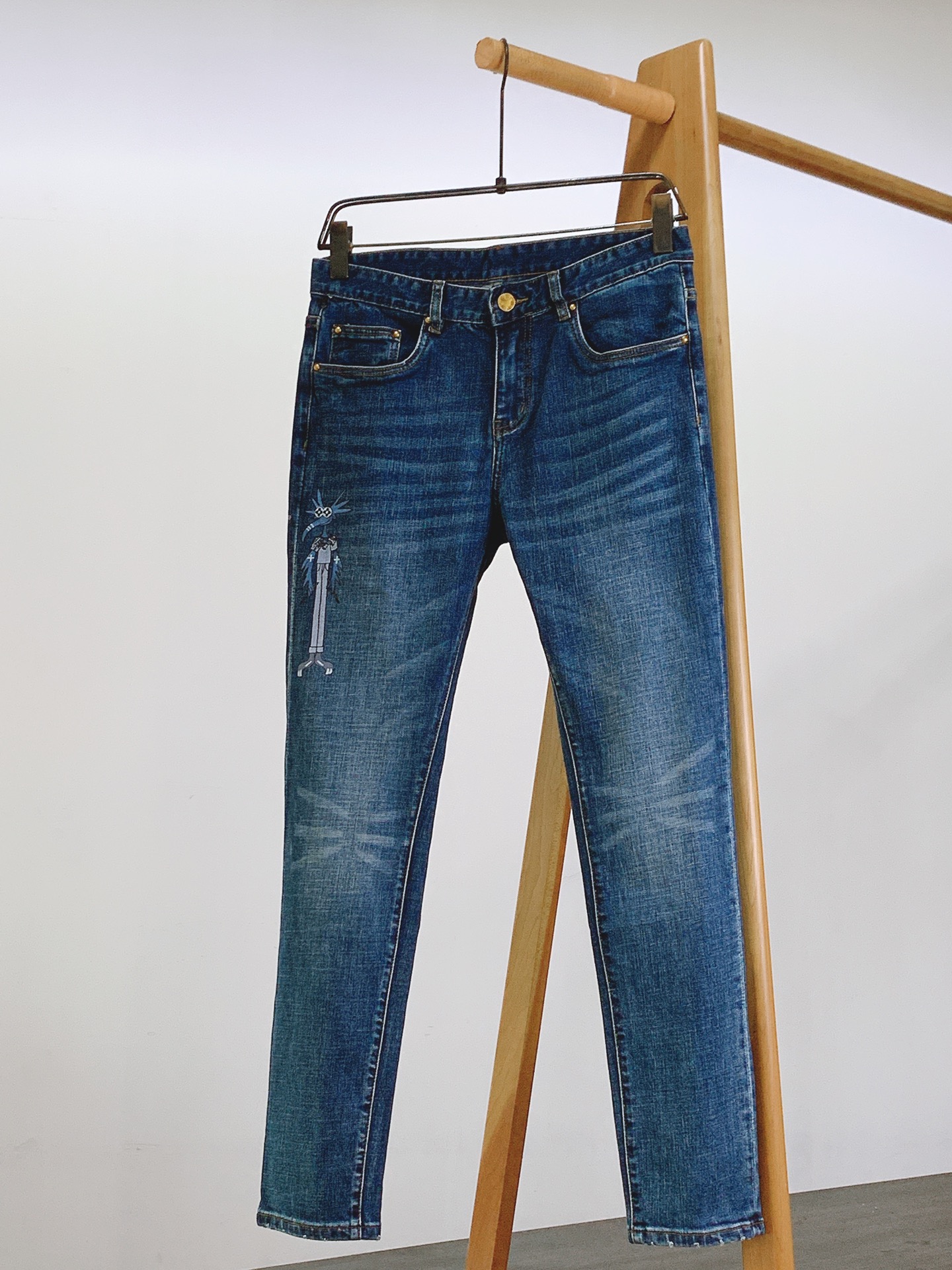 LouisVuitton 路易威登 2026SS早春新品卡通潮玩做旧牛仔裤 ×范丞丞联名款，潮男必入！精