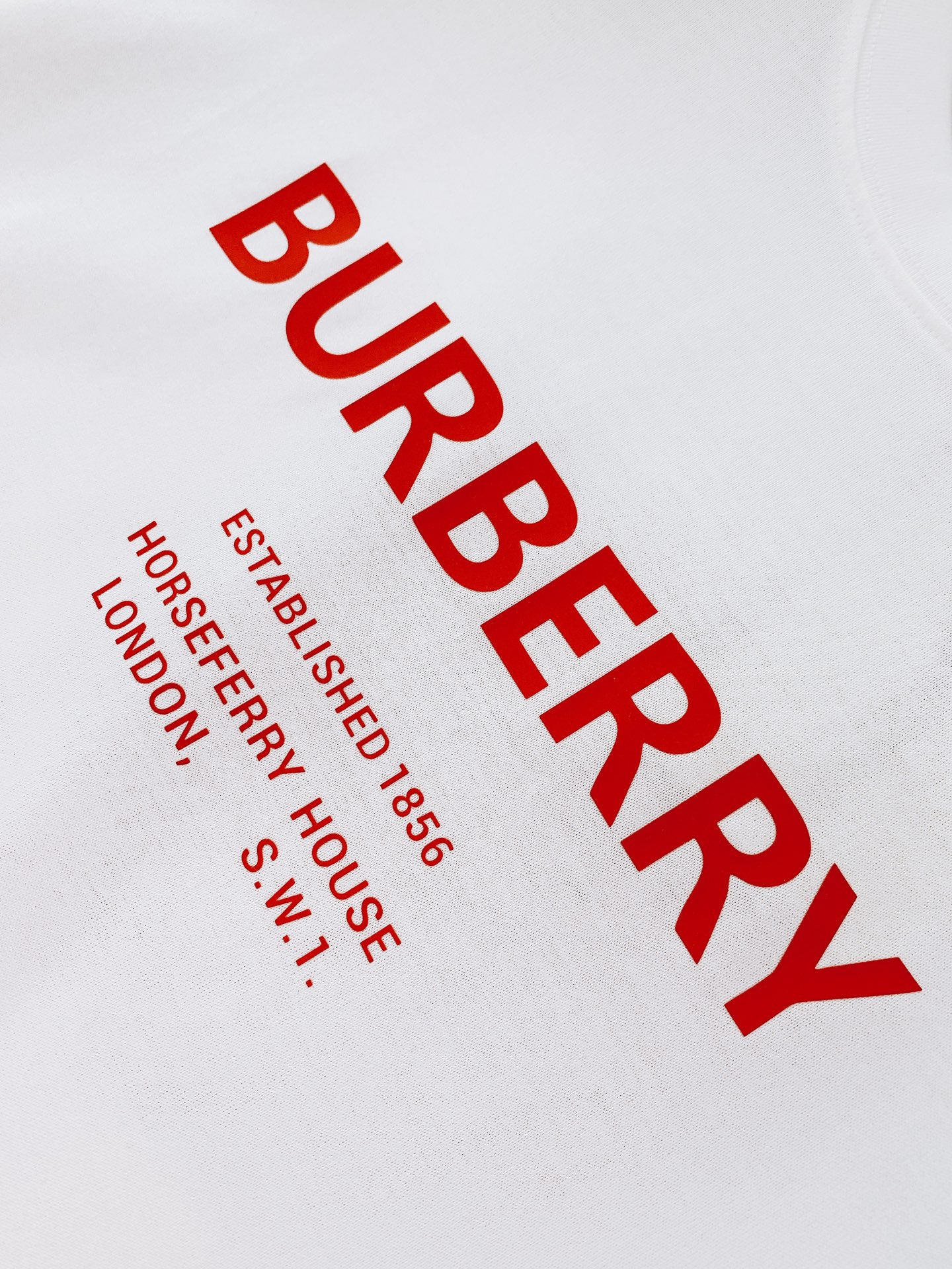 Burberry 巴宝莉 2026SS春夏新品 经典字母印花短袖T恤。顶级100%长绒棉面料，亲肤透气不