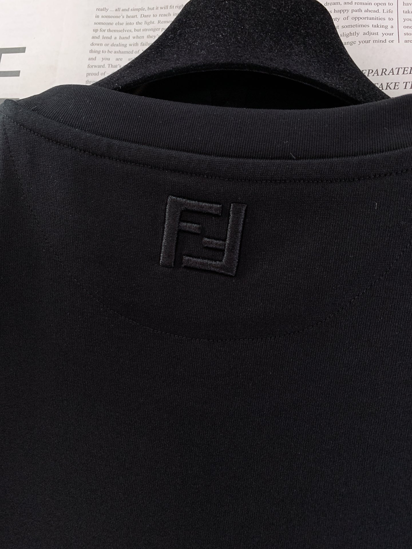 Fendi 芬迪 2026SS春夏新品 经典字母刺绣短袖T恤。顶级100%长绒棉面料，亲肤透气不闷汗，上