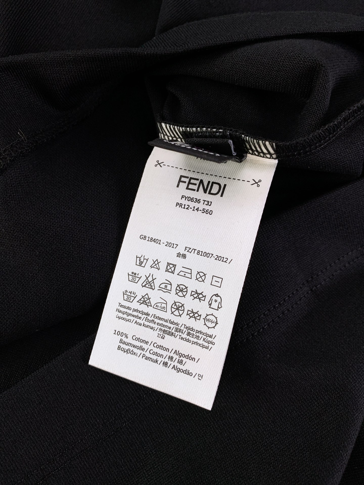 Fendi 芬迪 2026SS春夏新品 经典字母刺绣短袖T恤。顶级100%长绒棉面料，亲肤透气不闷汗，上