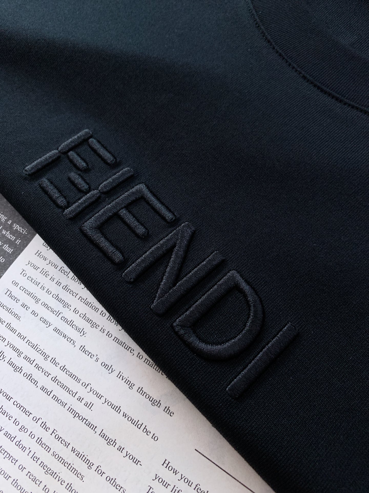 Fendi 芬迪 2026SS春夏新品 经典字母刺绣短袖T恤。顶级100%长绒棉面料，亲肤透气不闷汗，上