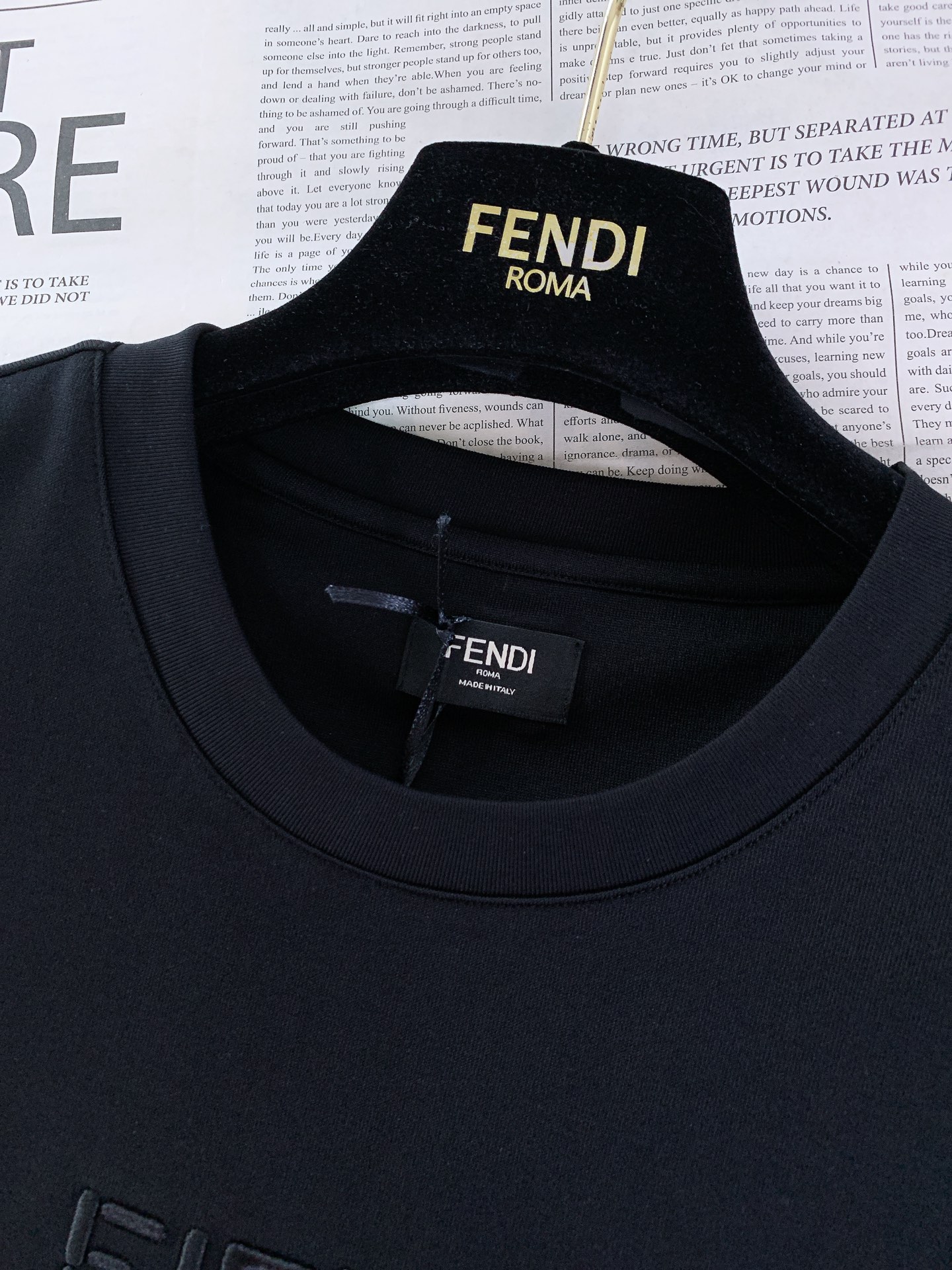 Fendi 芬迪 2026SS春夏新品 经典字母刺绣短袖T恤。顶级100%长绒棉面料，亲肤透气不闷汗，上