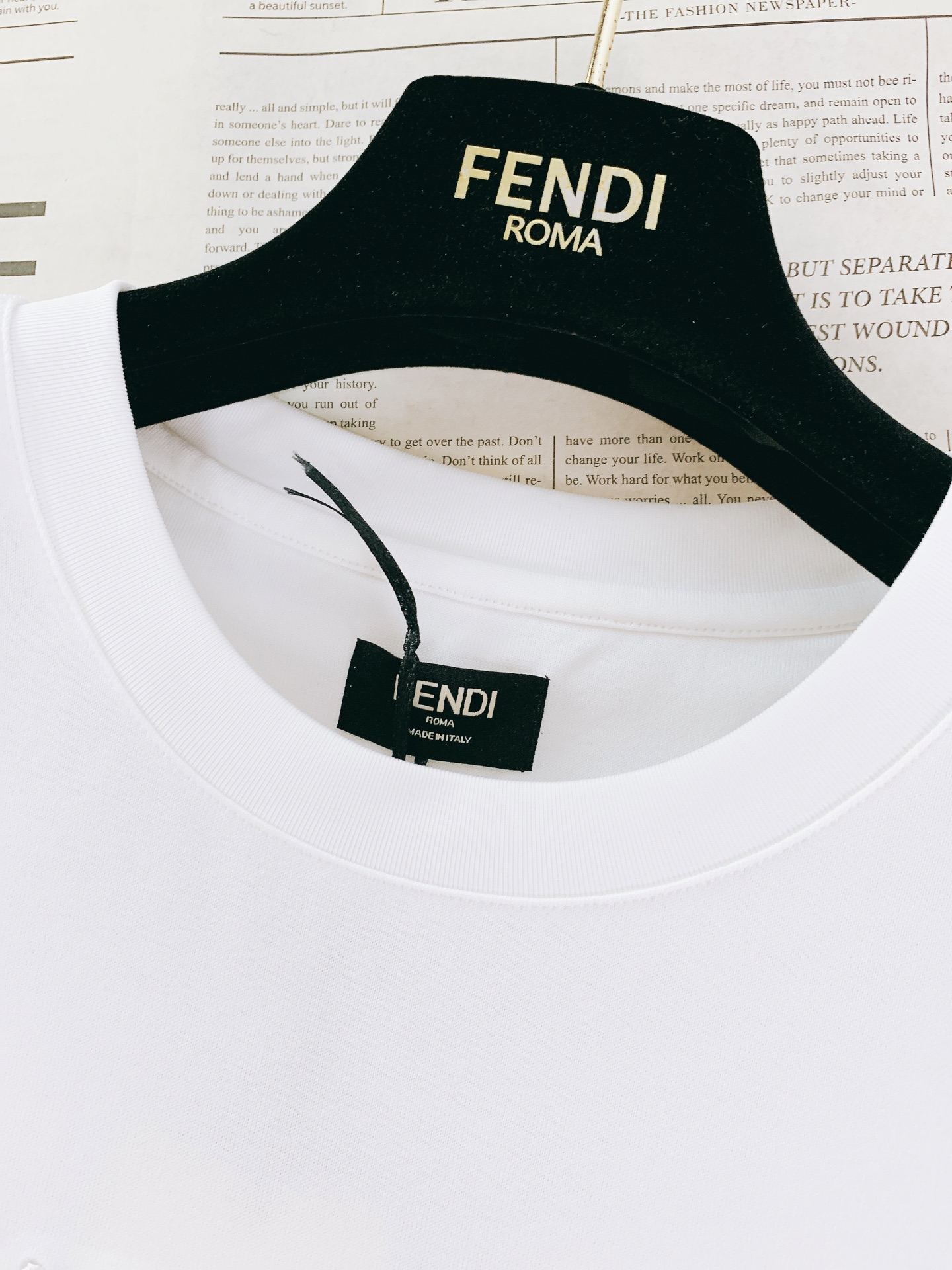 Fendi 芬迪 2026SS春夏新品 经典字母刺绣短袖T恤。顶级100%长绒棉面料，亲肤透气不闷汗，上