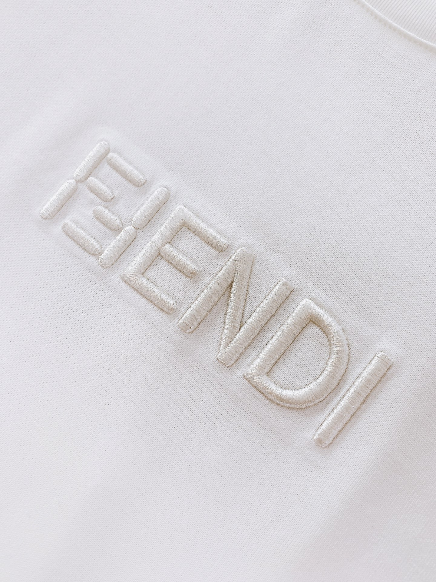 Fendi 芬迪 2026SS春夏新品 经典字母刺绣短袖T恤。顶级100%长绒棉面料，亲肤透气不闷汗，上