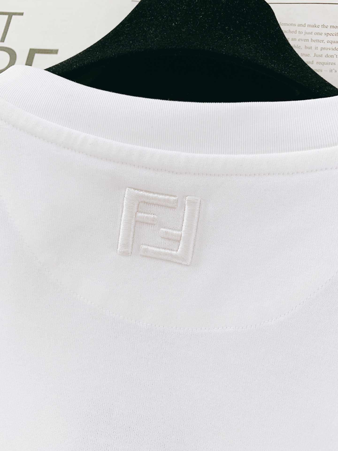 Fendi 芬迪 2026SS春夏新品 经典字母刺绣短袖T恤。顶级100%长绒棉面料，亲肤透气不闷汗，上