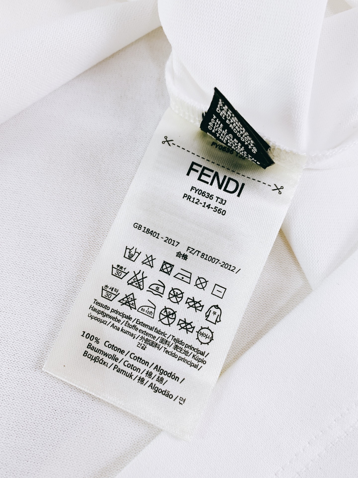 Fendi 芬迪 2026SS春夏新品 经典字母刺绣短袖T恤。顶级100%长绒棉面料，亲肤透气不闷汗，上