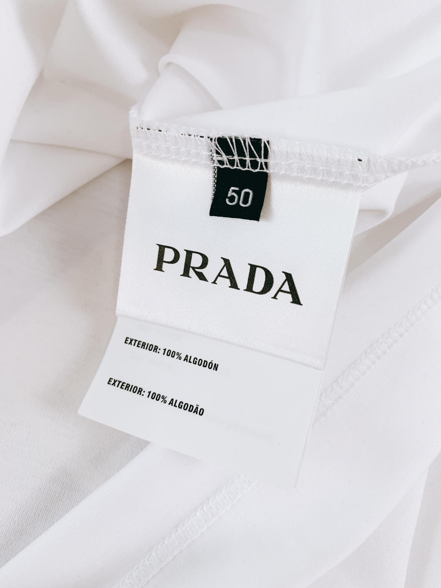 Prada 普拉达 2026SS春夏新品经典金属三角标圆领T恤，春夏意式轻奢刚需款高支丝光棉混纺面料，丝