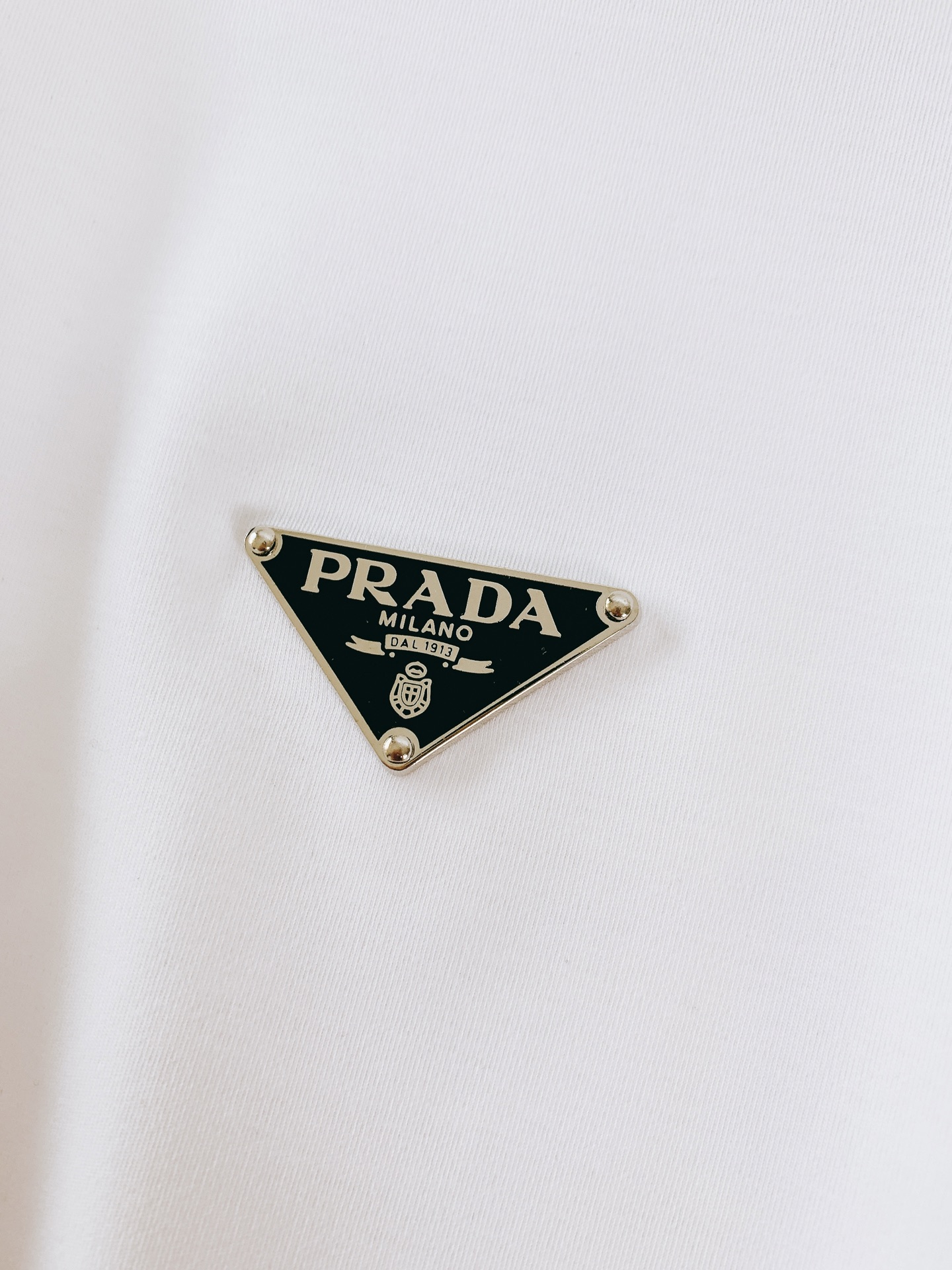 Prada 普拉达 2026SS春夏新品经典金属三角标圆领T恤，春夏意式轻奢刚需款高支丝光棉混纺面料，丝