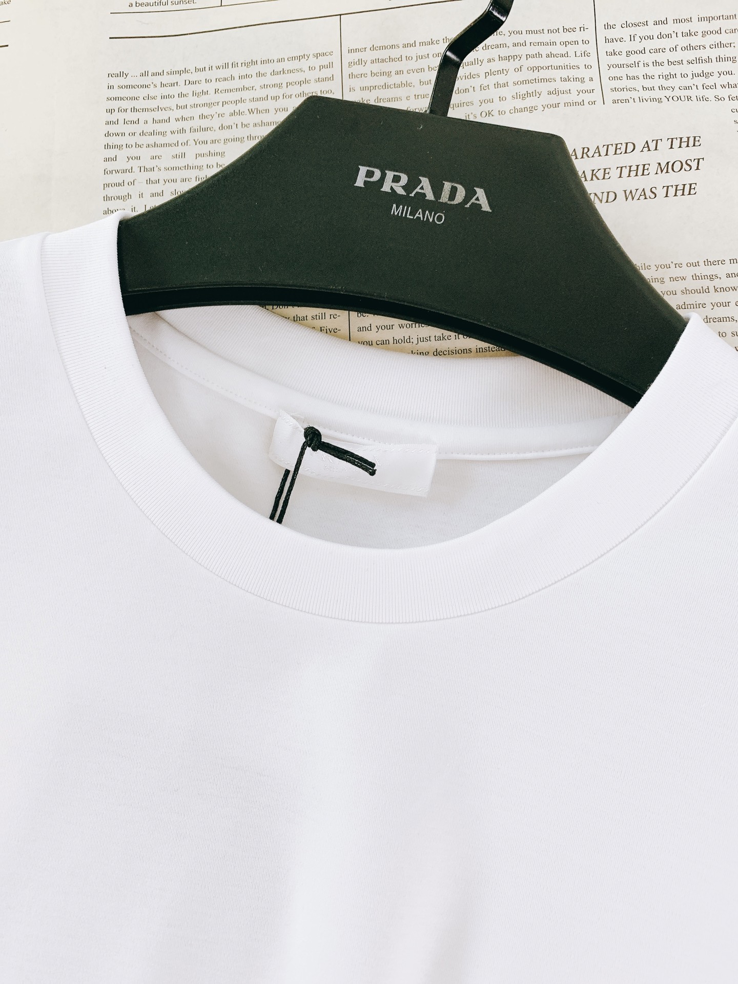 Prada 普拉达 2026SS春夏新品经典金属三角标圆领T恤，春夏意式轻奢刚需款高支丝光棉混纺面料，丝