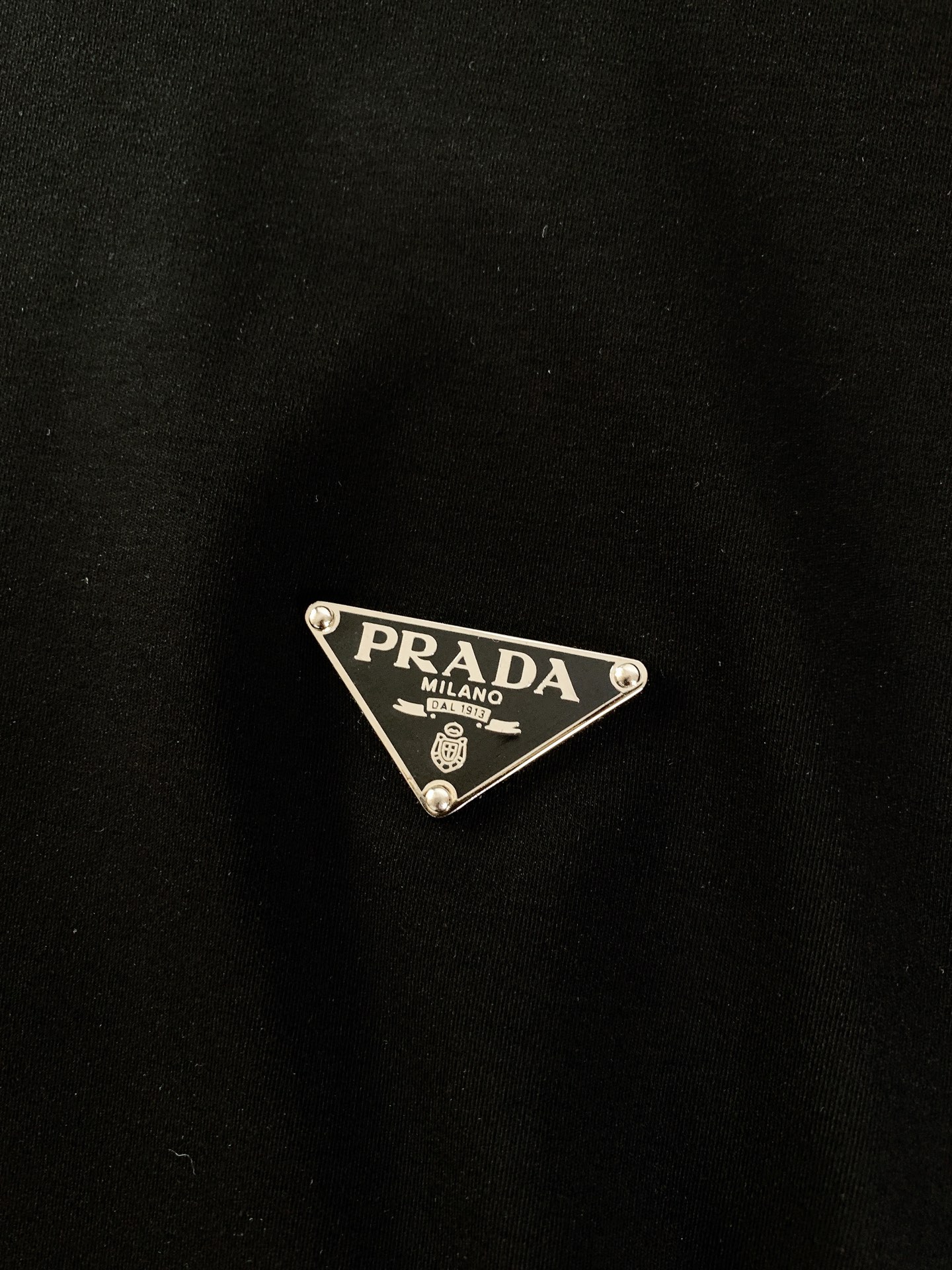 Prada 普拉达 2026SS春夏新品经典金属三角标圆领T恤，春夏意式轻奢刚需款高支丝光棉混纺面料，丝