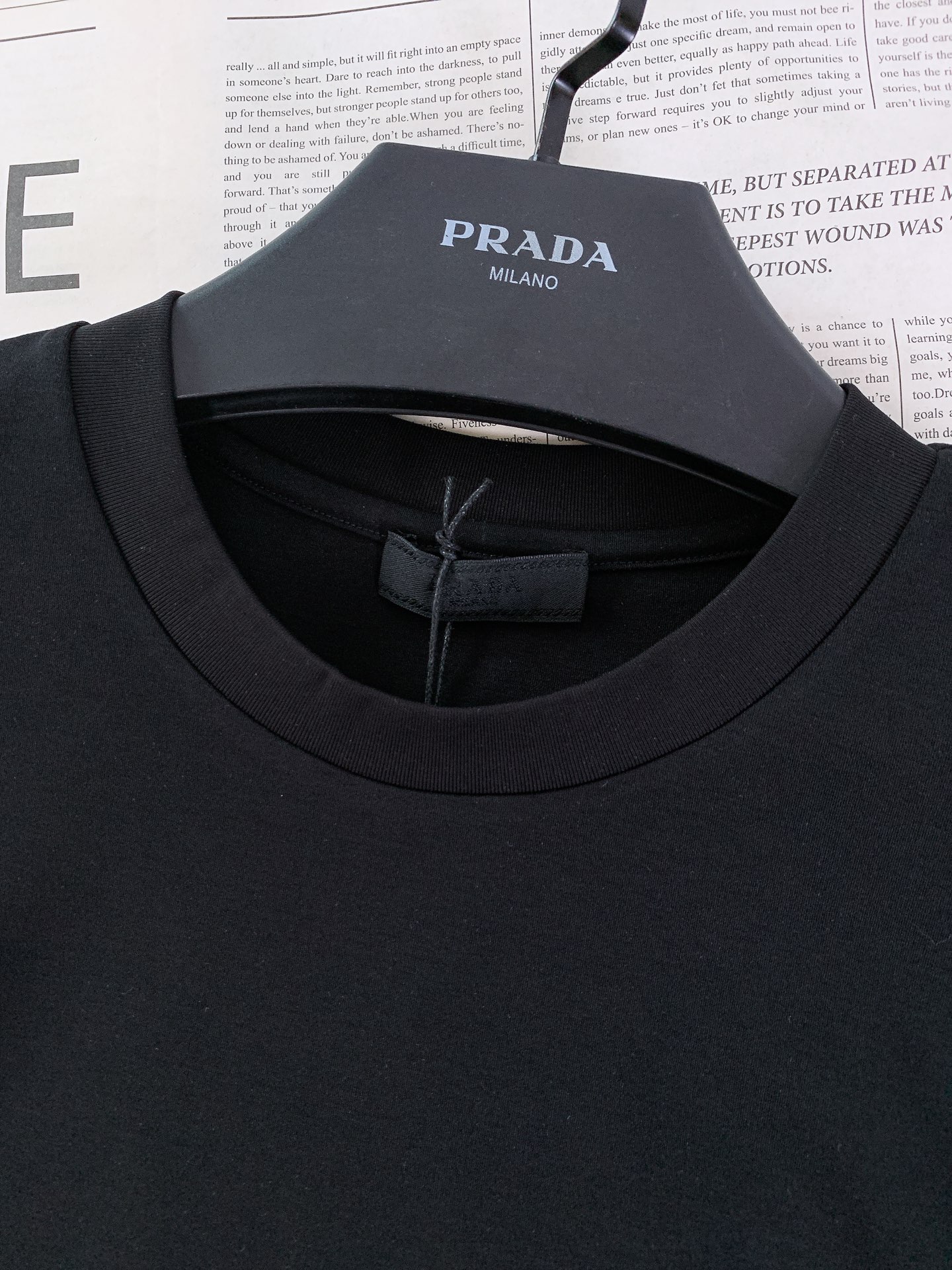 Prada 普拉达 2026SS春夏新品经典金属三角标圆领T恤，春夏意式轻奢刚需款高支丝光棉混纺面料，丝