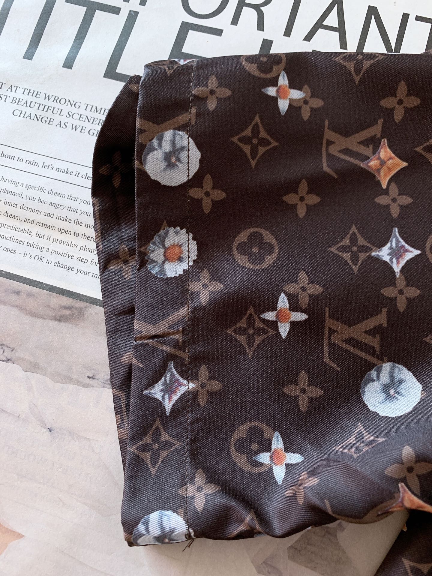 LouisVuitton 路易威登 2026SS春夏新品深棕老花花卉满印短袖衬衫。高端丝滑缎面面料！上身