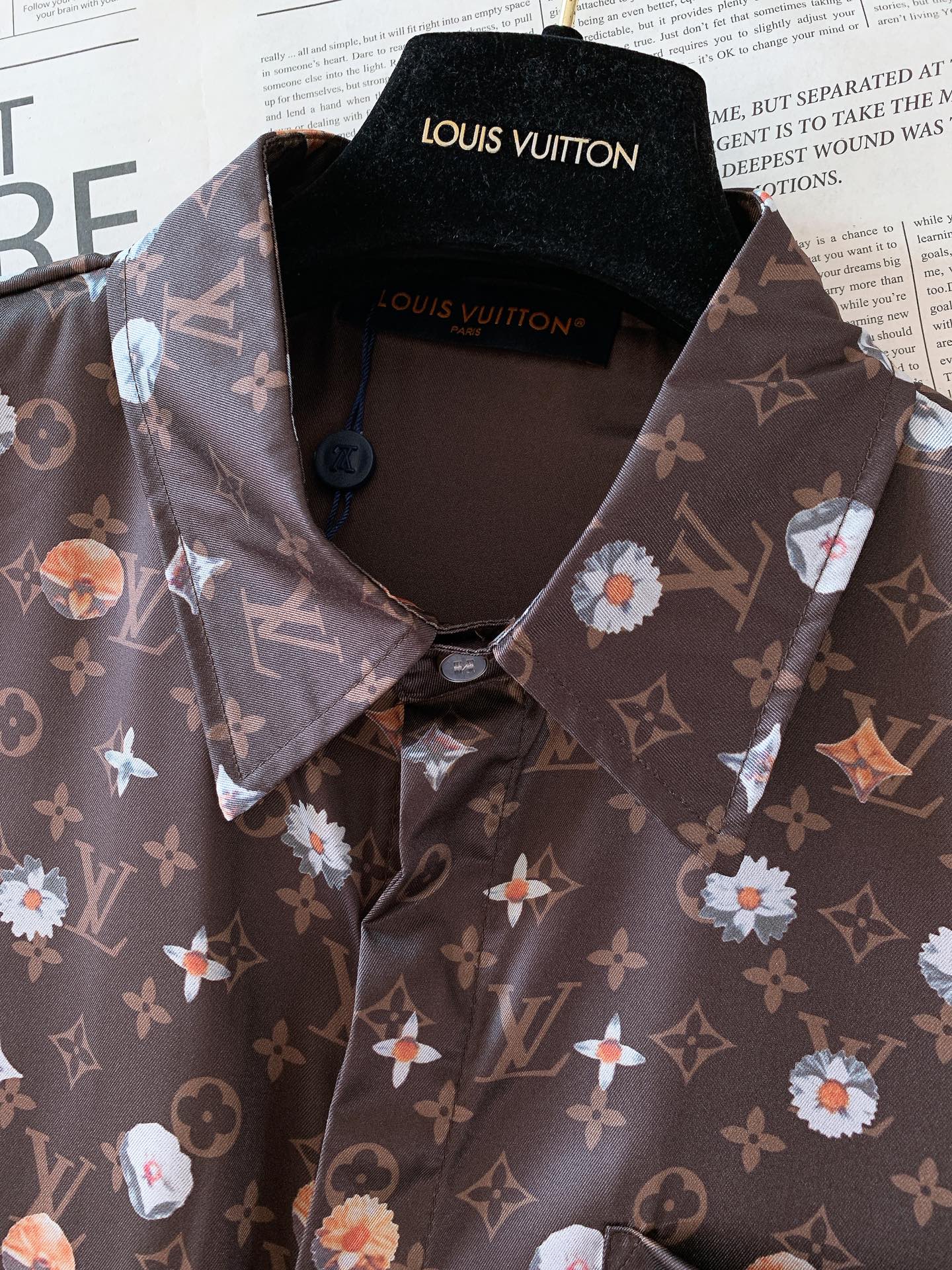 LouisVuitton 路易威登 2026SS春夏新品深棕老花花卉满印短袖衬衫。高端丝滑缎面面料！上身