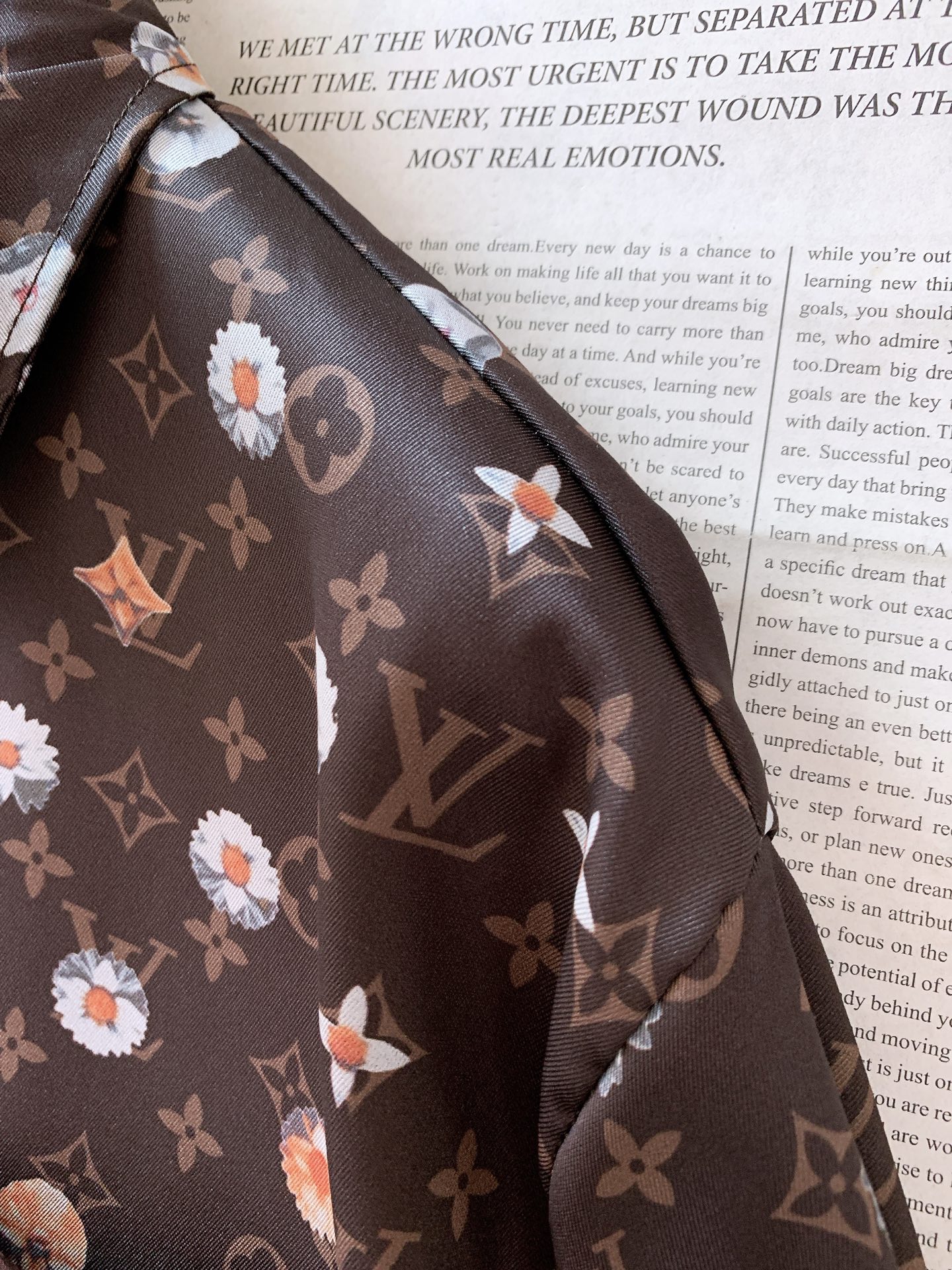 LouisVuitton 路易威登 2026SS春夏新品深棕老花花卉满印短袖衬衫。高端丝滑缎面面料！上身