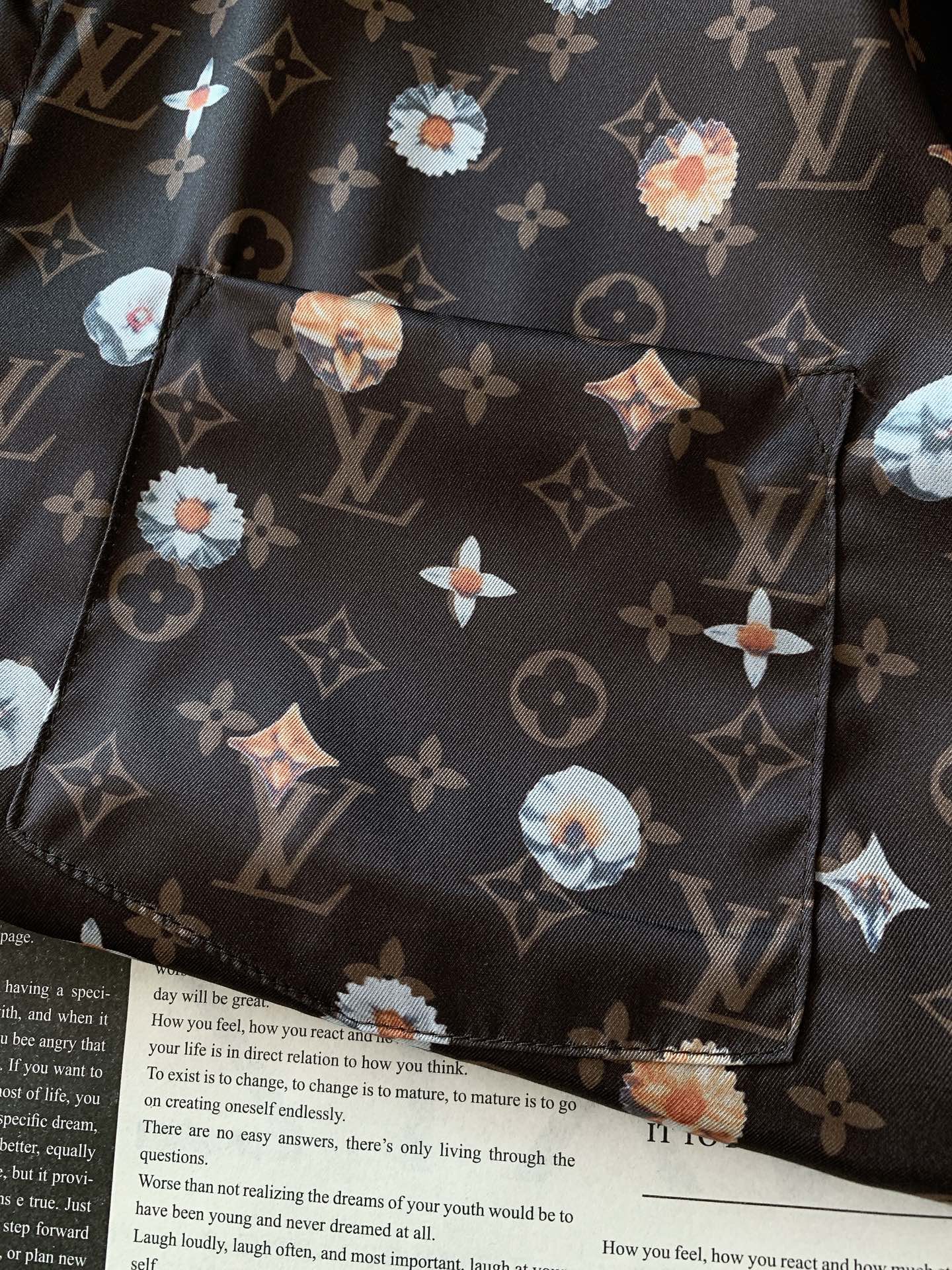 LouisVuitton 路易威登 2026SS春夏新品深棕老花花卉满印短袖衬衫。高端丝滑缎面面料！上身