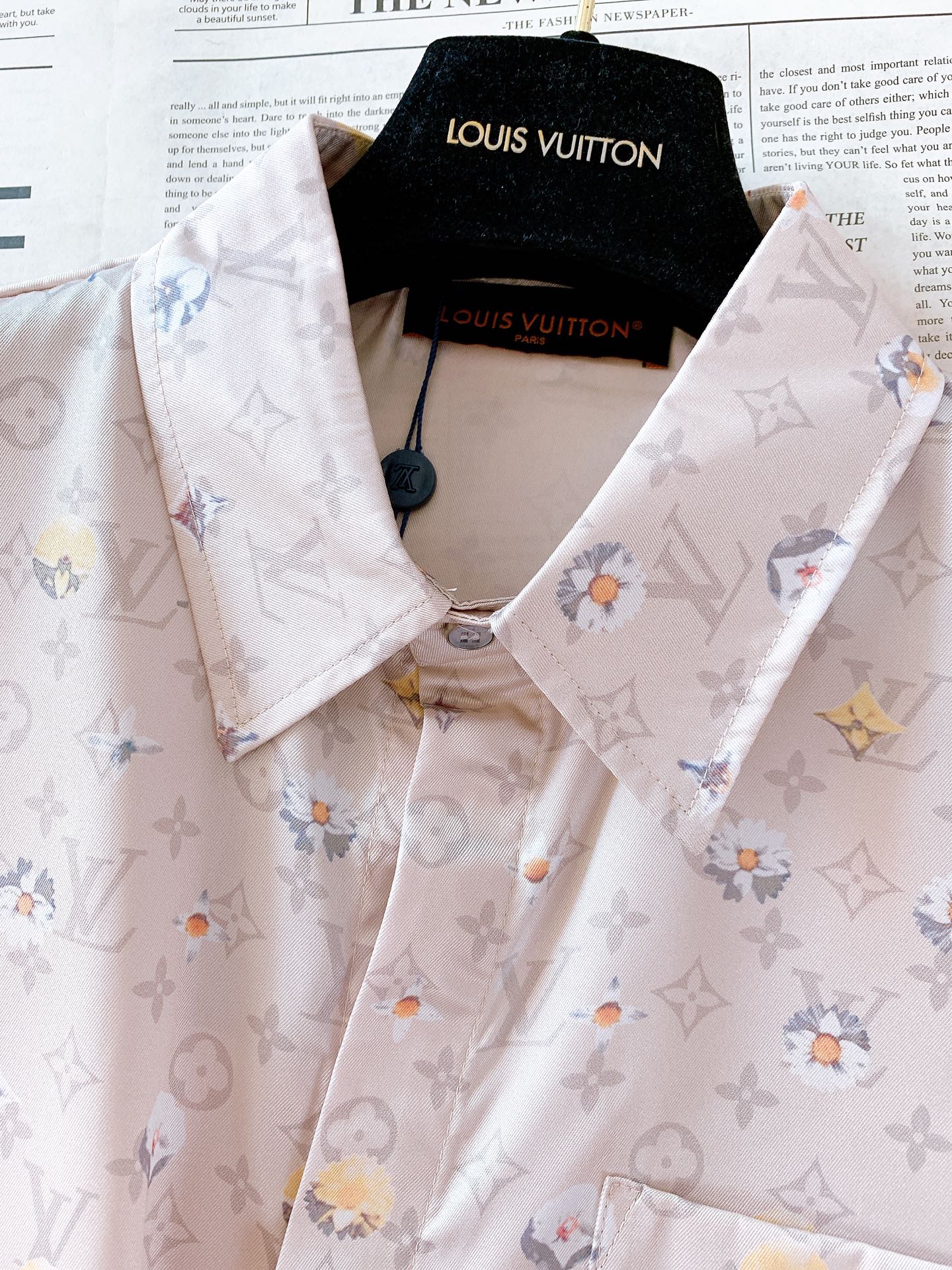 LouisVuitton 路易威登 2026SS春夏新品花卉满印短袖衬衫。高端丝滑缎面面料！上身亲肤透气