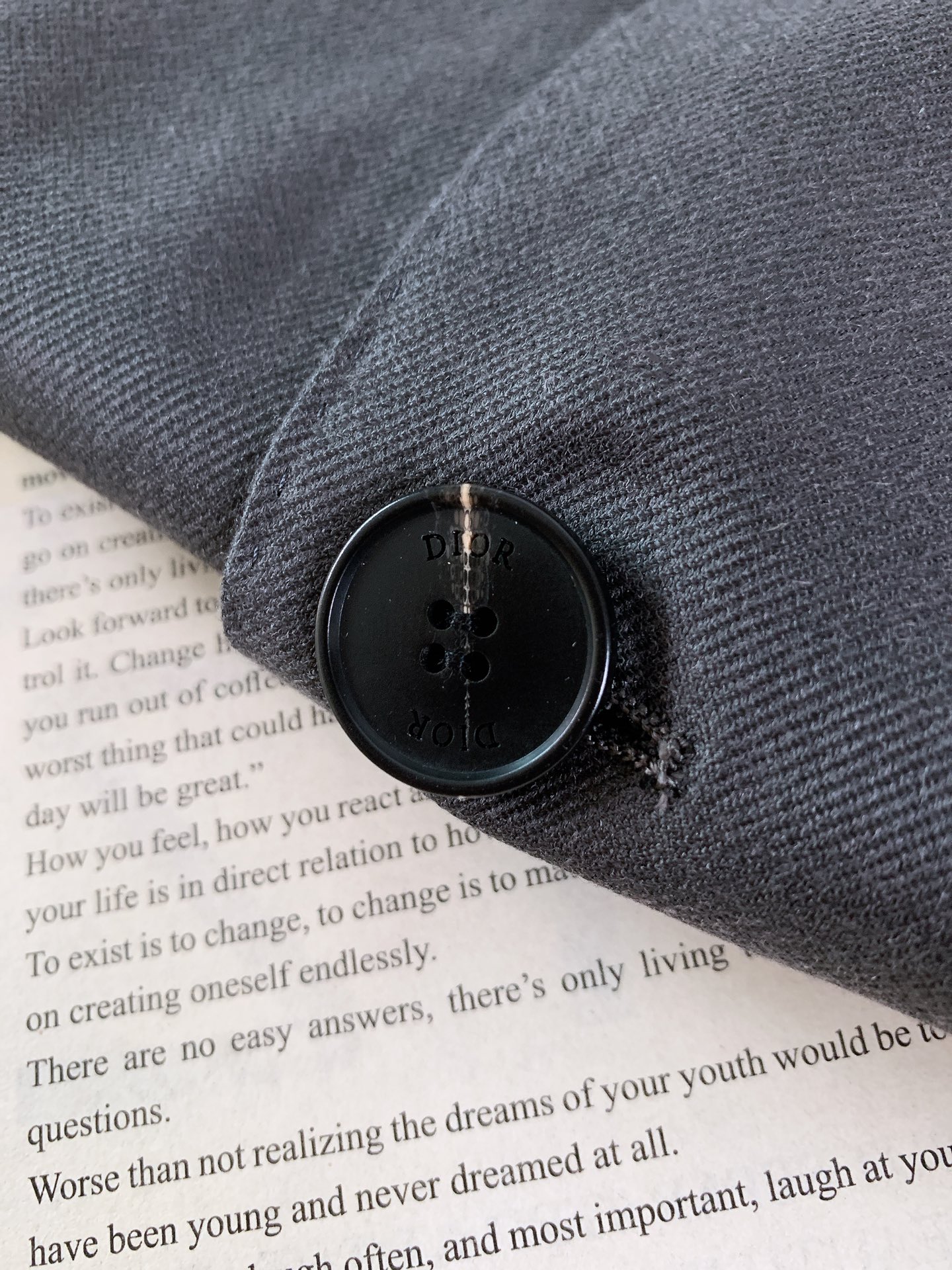 Dior Homme 迪奥·桀傲 2026SS早春新品 经典休闲西装单西。高端定制斜纹面料！上身挺括有型