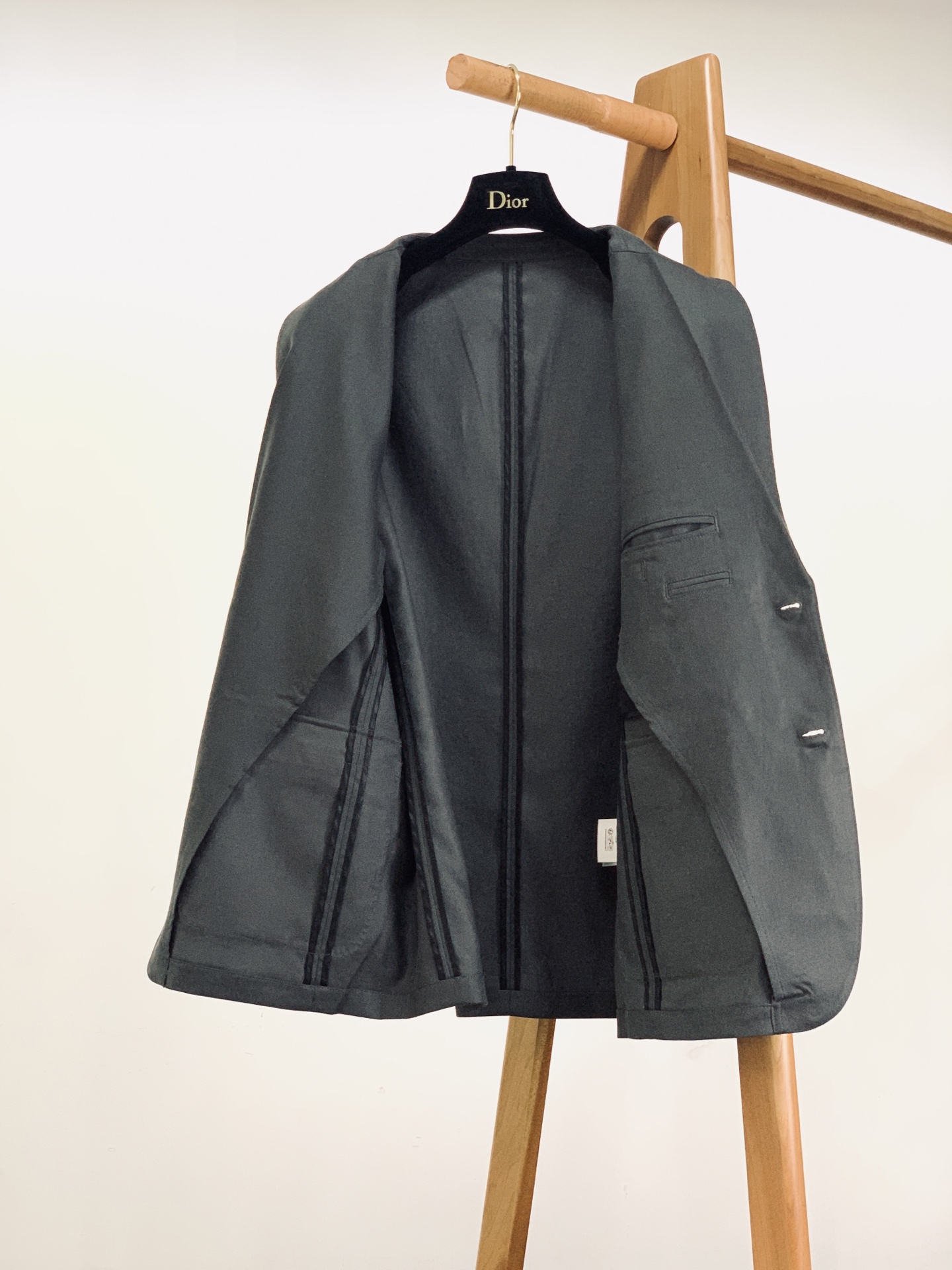 Dior Homme 迪奥·桀傲 2026SS早春新品 经典休闲西装单西。高端定制斜纹面料！上身挺括有型