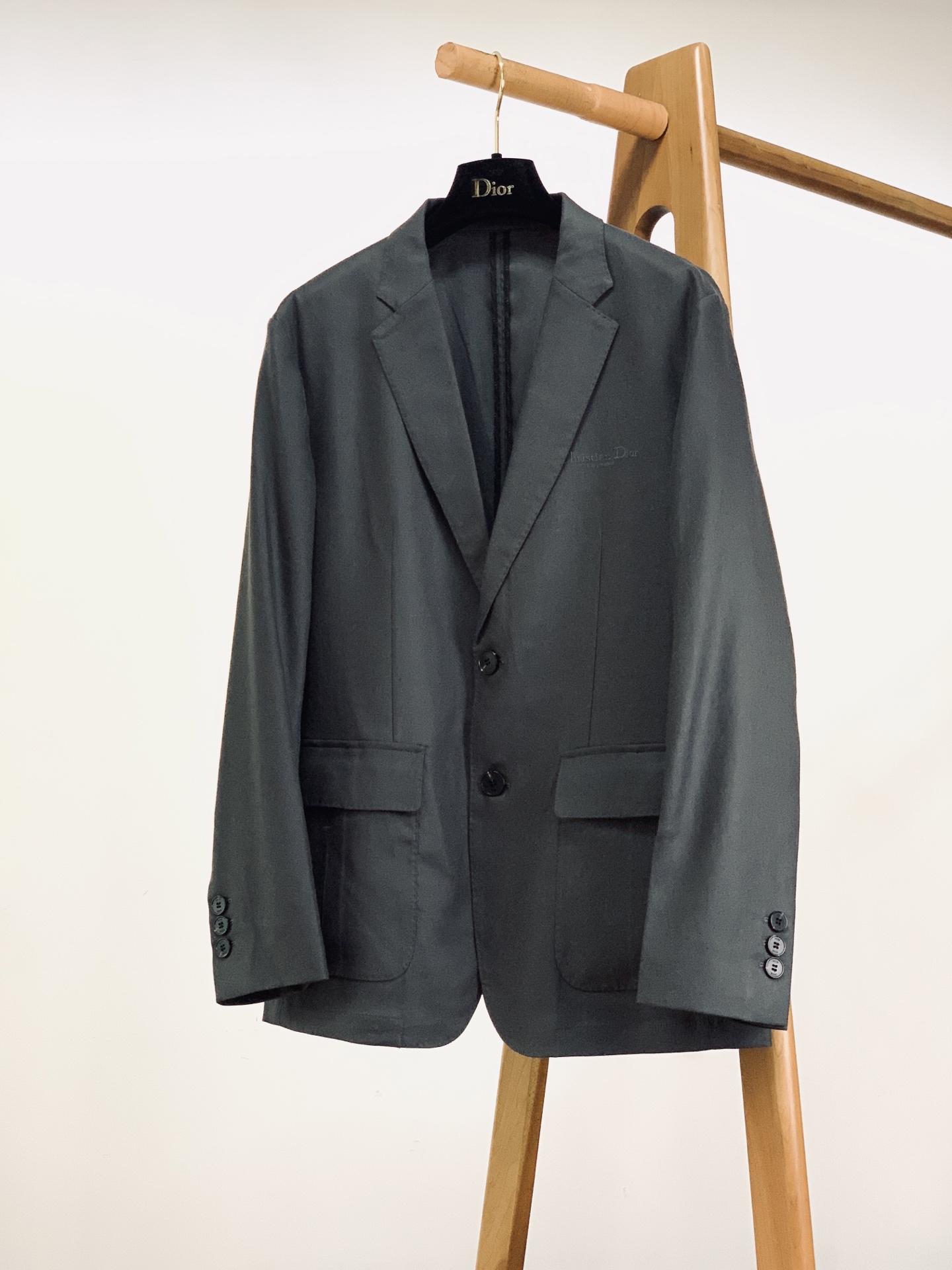 Dior Homme 迪奥·桀傲 2026SS早春新品 经典休闲西装单西。高端定制斜纹面料！上身挺括有型