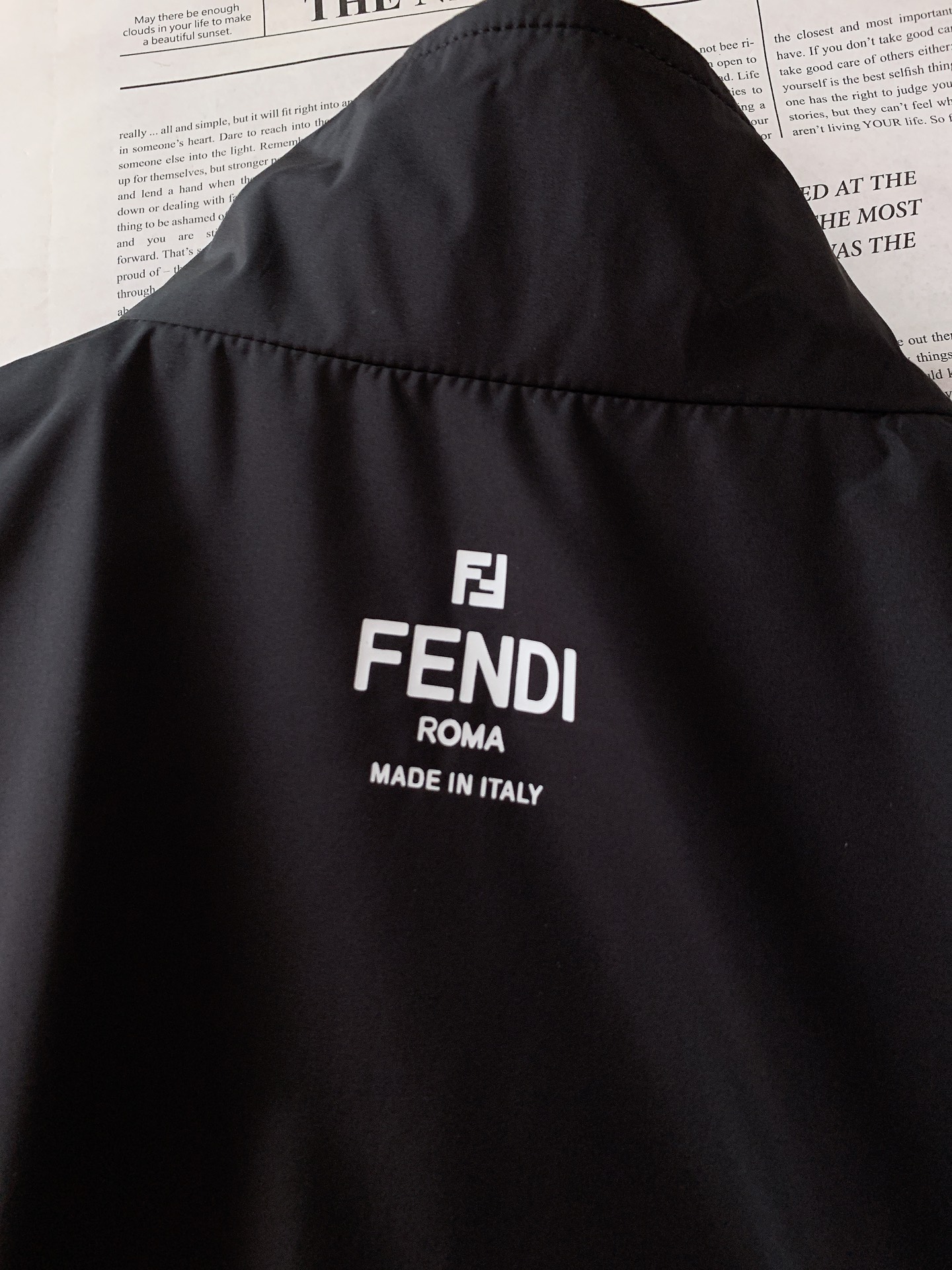 Fendi 芬迪 2026SS早春新品 经典立领休闲夹克。高端机能风尼龙面料！上身轻盈挺括，防风透气，垂